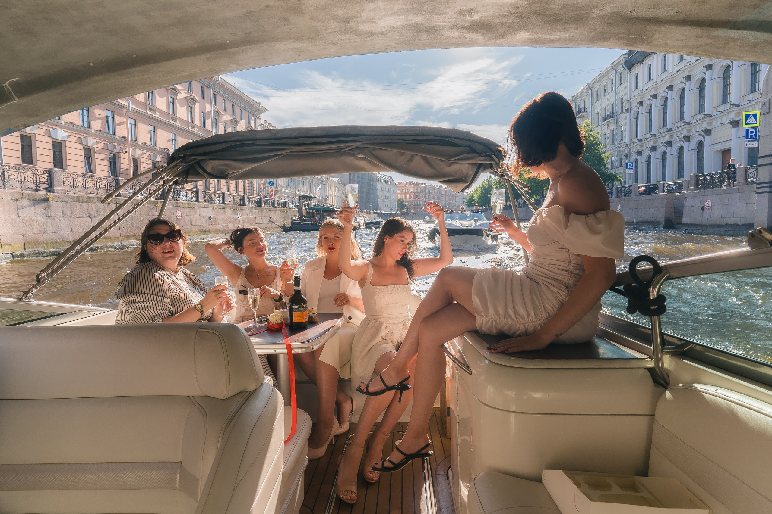 Фотосъемка девичника, встреча девушек, веселые женские портреты