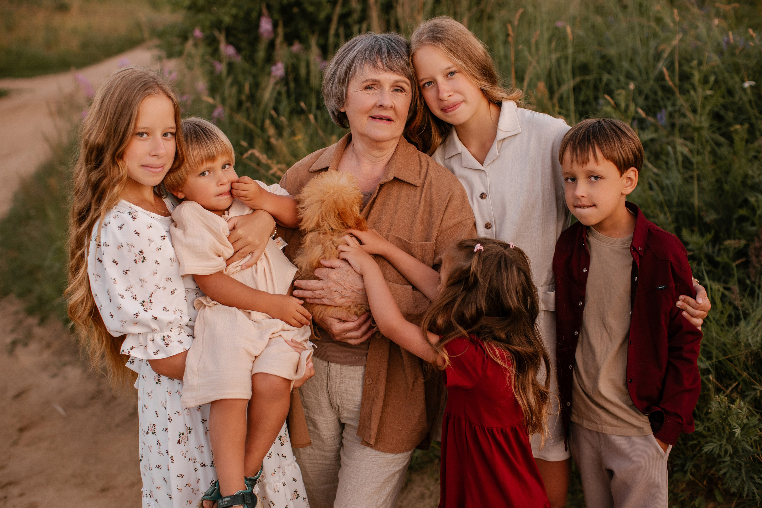 Фотосессия большой семьи в поле