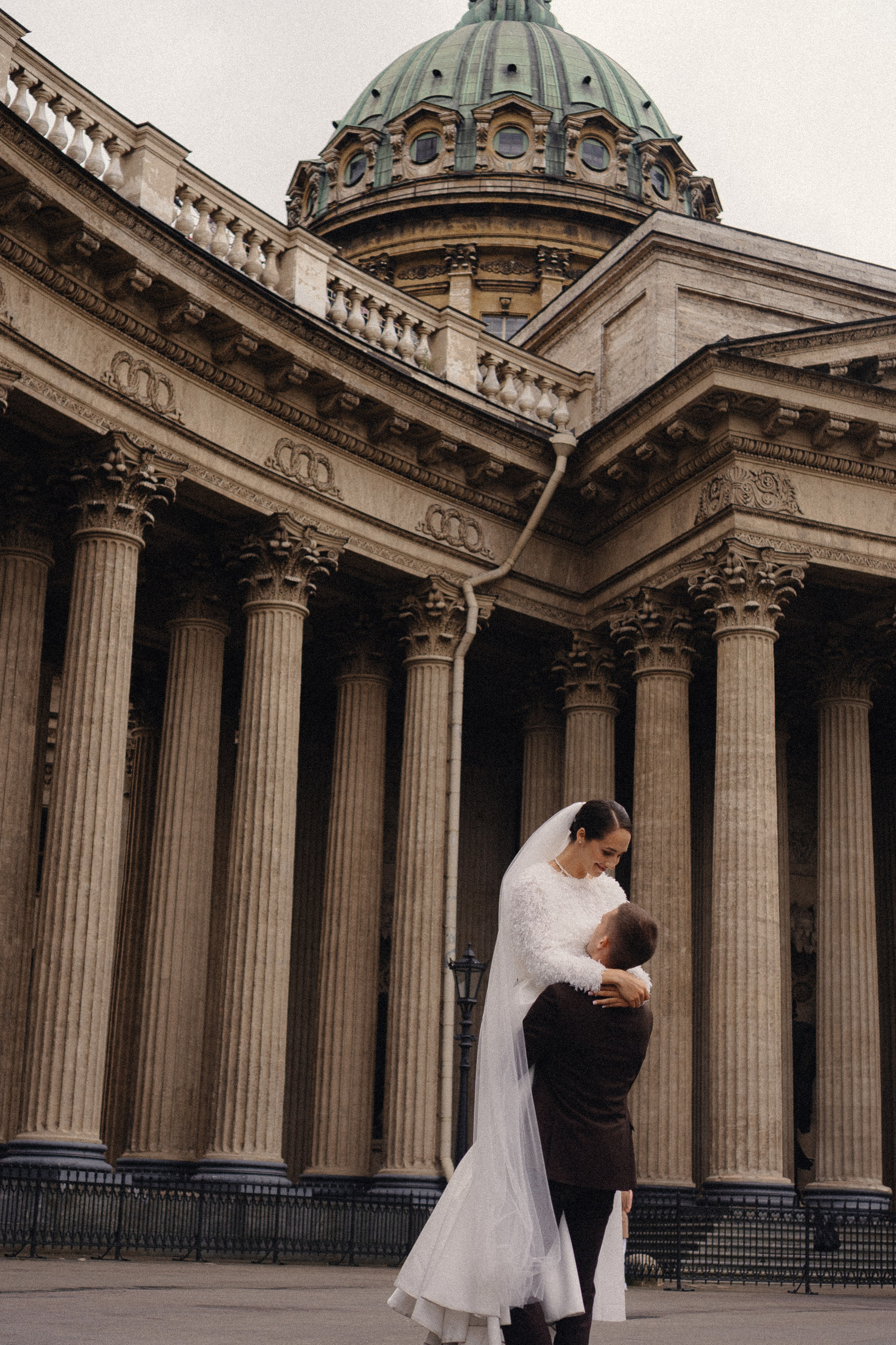 СВАДЕБНАЯ ПРОГУЛКА В САНТК-ПЕТЕРБУРГЕ (ИСАКИЕВСКИЙ СОБОР, ЗИМНЯЯ КАНАВКА, ЭРМИТАЖ И БОЛЬШАЯ МОРСКАЯ УЛИЦА). Профессиональный фотограф, Санкт-Петербург — Виктория Богомолова