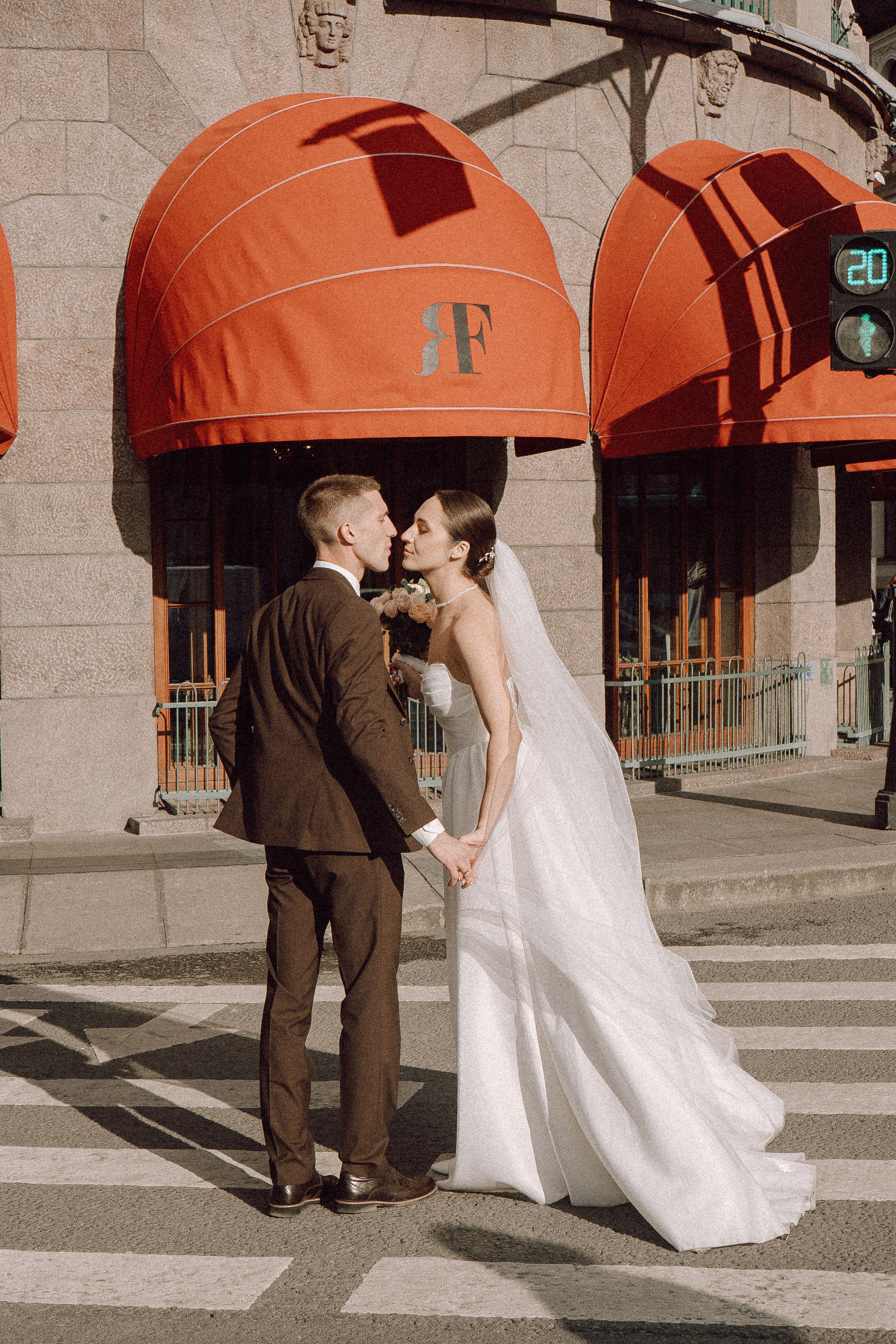 СВАДЕБНАЯ ПРОГУЛКА В САНТК-ПЕТЕРБУРГЕ (ИСАКИЕВСКИЙ СОБОР, ЗИМНЯЯ КАНАВКА, ЭРМИТАЖ И БОЛЬШАЯ МОРСКАЯ УЛИЦА). Профессиональный фотограф, Санкт-Петербург — Виктория Богомолова