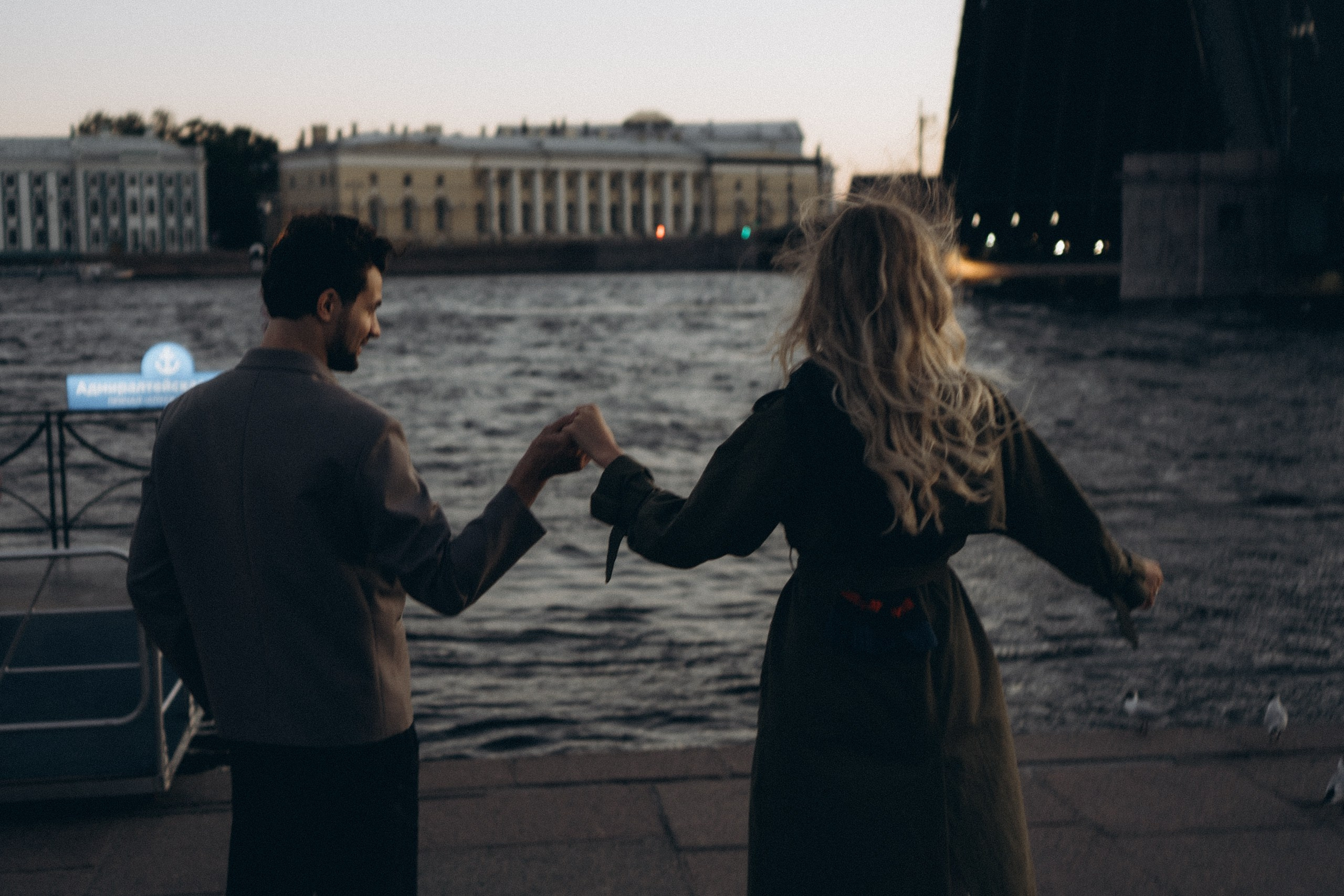 СВАДЕБНАЯ СЬЕМКА ПАРЫ НА РАССВЕТЕ В БЕЛЫЕ НОЧИ И ПРОГУЛКА С РАЗВОДНЫМИ МОСТАМИ И ПИКНИК ВОЗЛЕ ИСАКИЕВСКОГО СОБОРА. Профессиональный фотограф, Санкт-Петербург — Виктория Богомолова