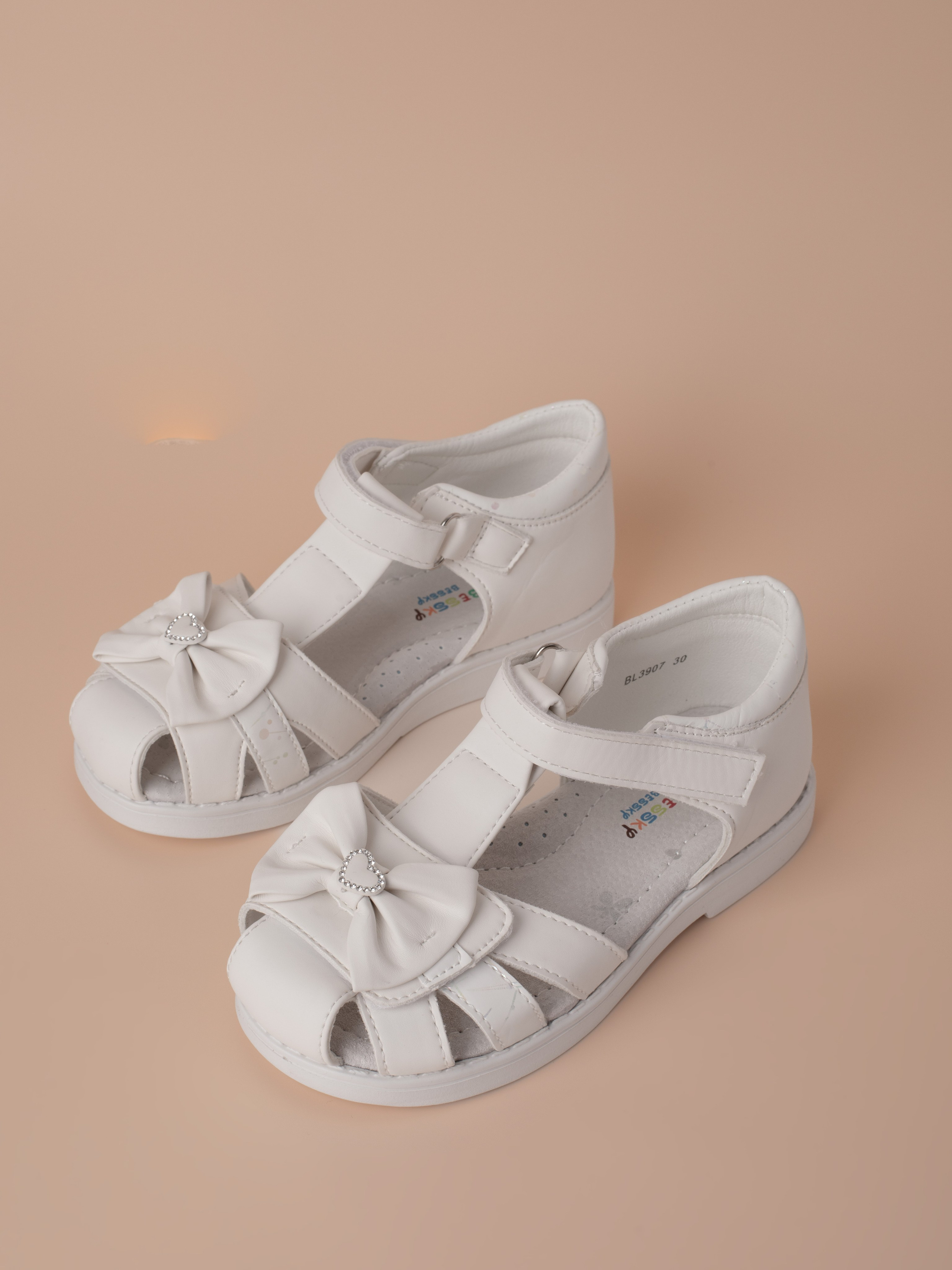 Сандали для девочки. Фотостудия предметной и модельной съёмки для маркетплейсов