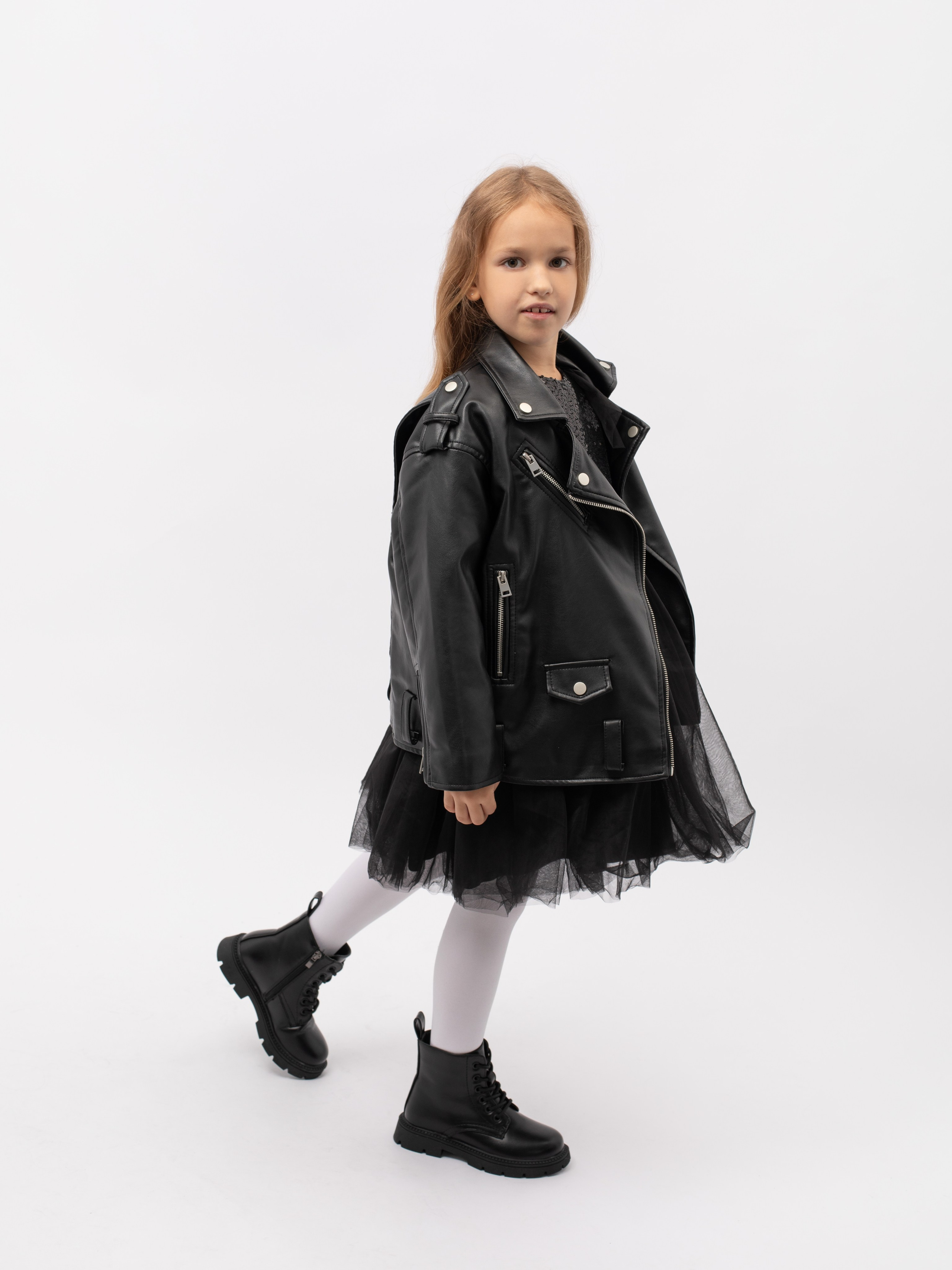 Ботинки для девочки. Фотостудия предметной и модельной съёмки для маркетплейсов