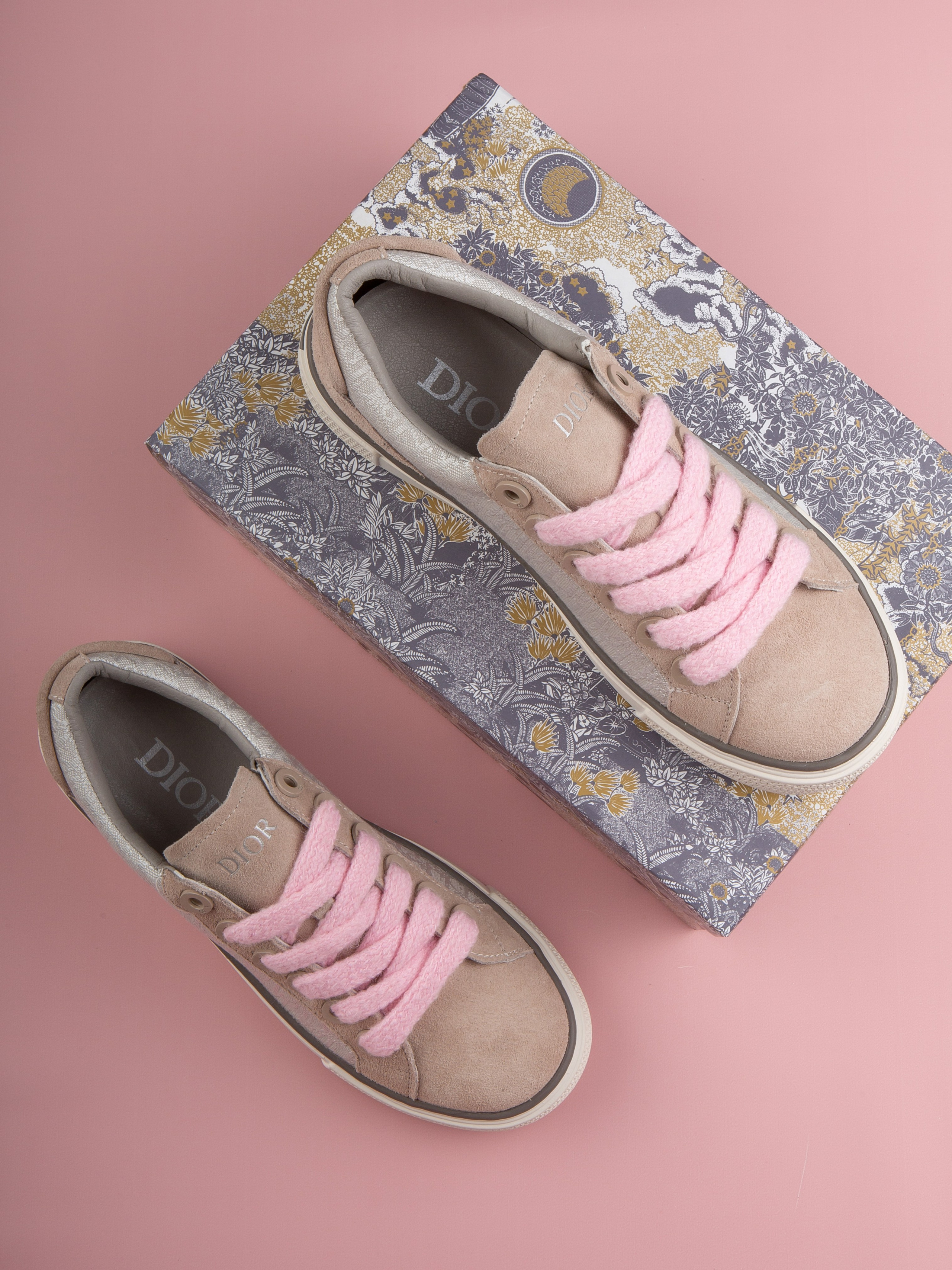 Обувь на цветных фонах. Фотограф Мария Кольцова