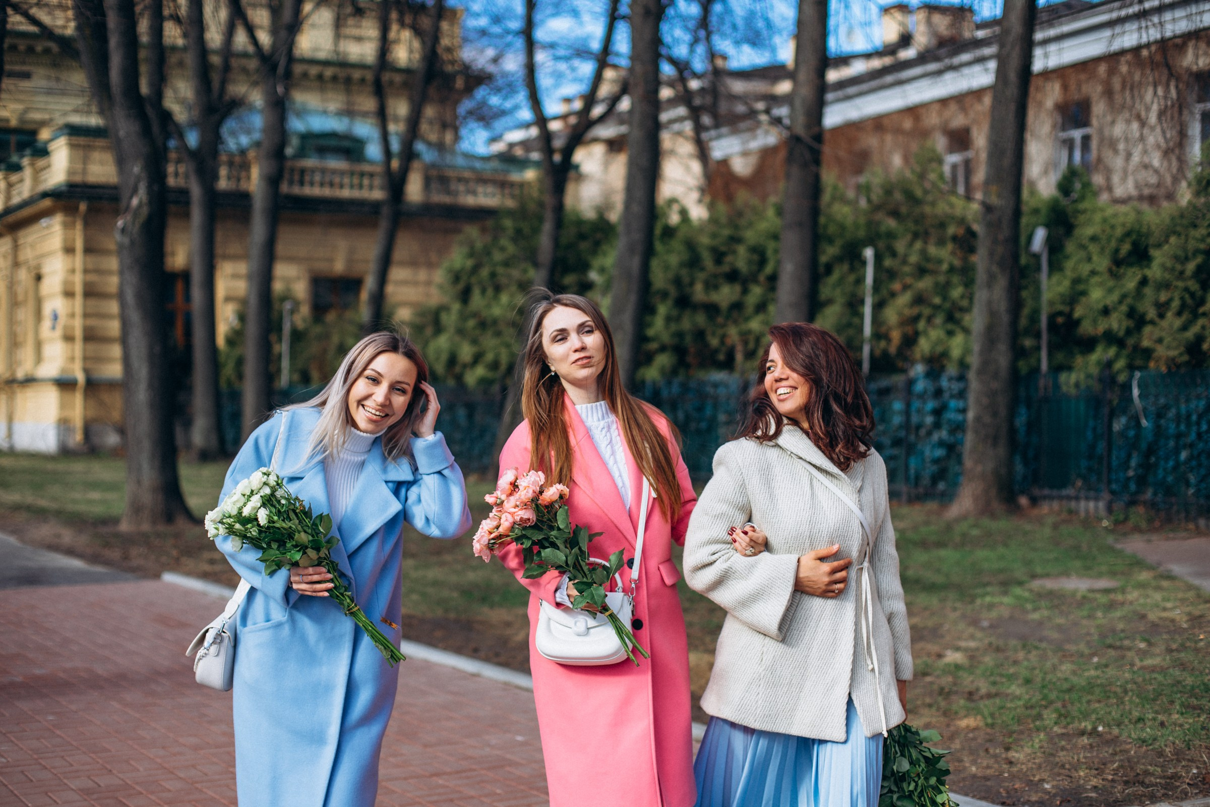 Анастасия с подругами в апреле. Фотопрогулка в Петербурге. Индивидуальный и семейный фотограф в Санкт-Петербурге