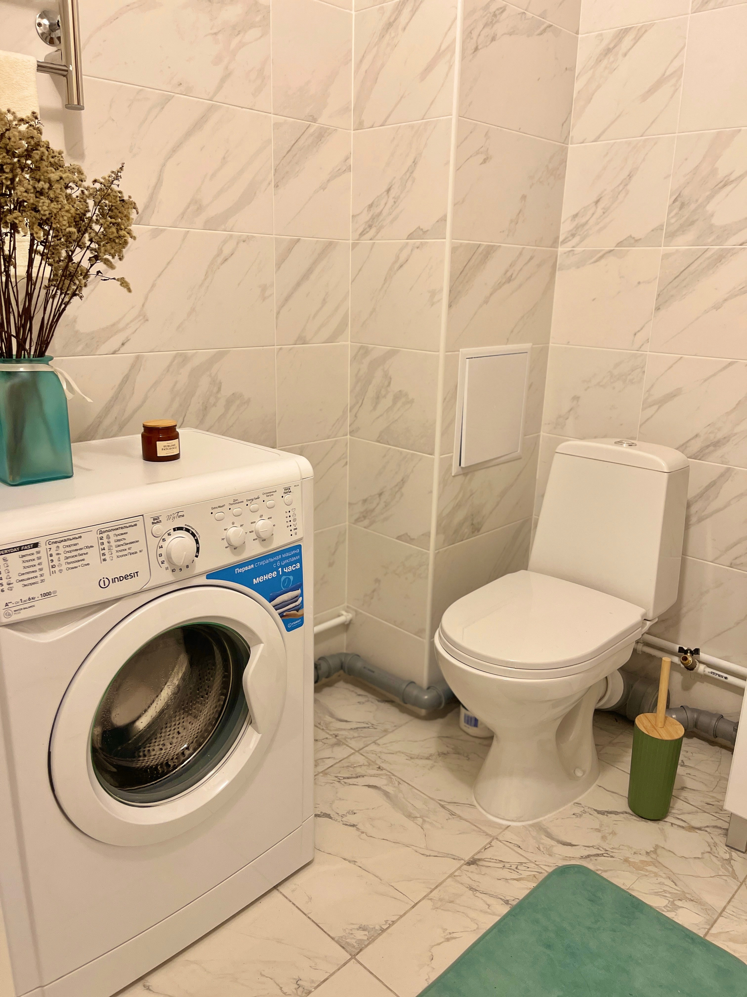 Кейс1: Получили ключи от новой квартиры и нужно было в короткие сроки обставить мебелью и декором для сдачи на долгий срок. Учли расположение квартиры и метраж. Определили портрет потенциального жильца и исходя из этого обставили квартиру. Чтобы выделяться на фоне других квартир, сделали акцент на яркие краски и смешение стилей. Сделали всё для комфортного проживания. и продумали каждую мелочь. В результате квартира очень быстро сдалась. На всё ушло до 250 тыс. руб. за всю мебель, технику и декор.