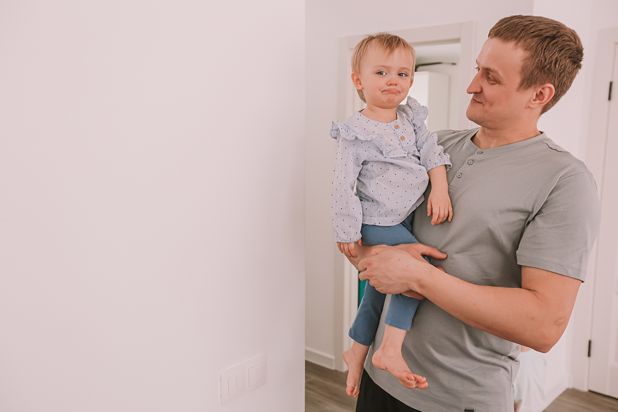 Семейная в домике (репортаж). Семейный фотограф Тюмень, фотограф на роды Салмина Мария