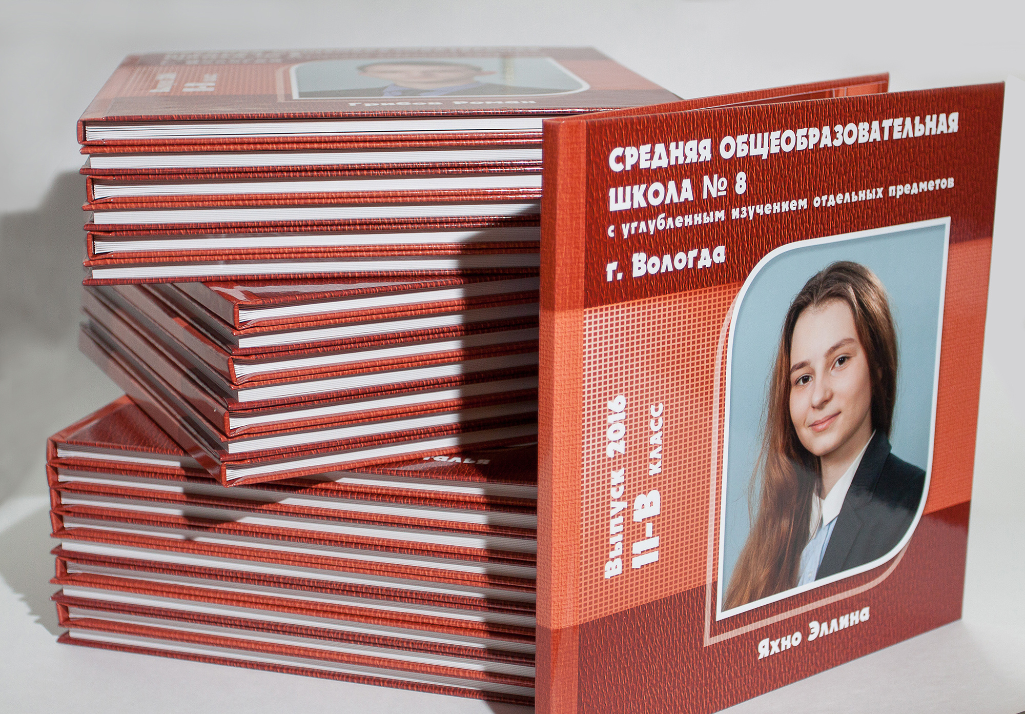 Традиционные выпускные альбомы для 9 и 11 классов в Вологде