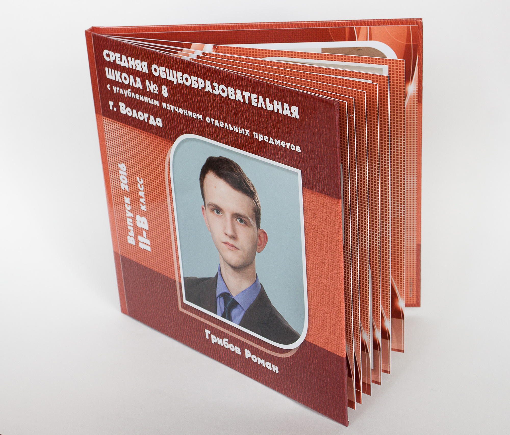 Традиционные выпускные альбомы для 9 и 11 классов в Вологде