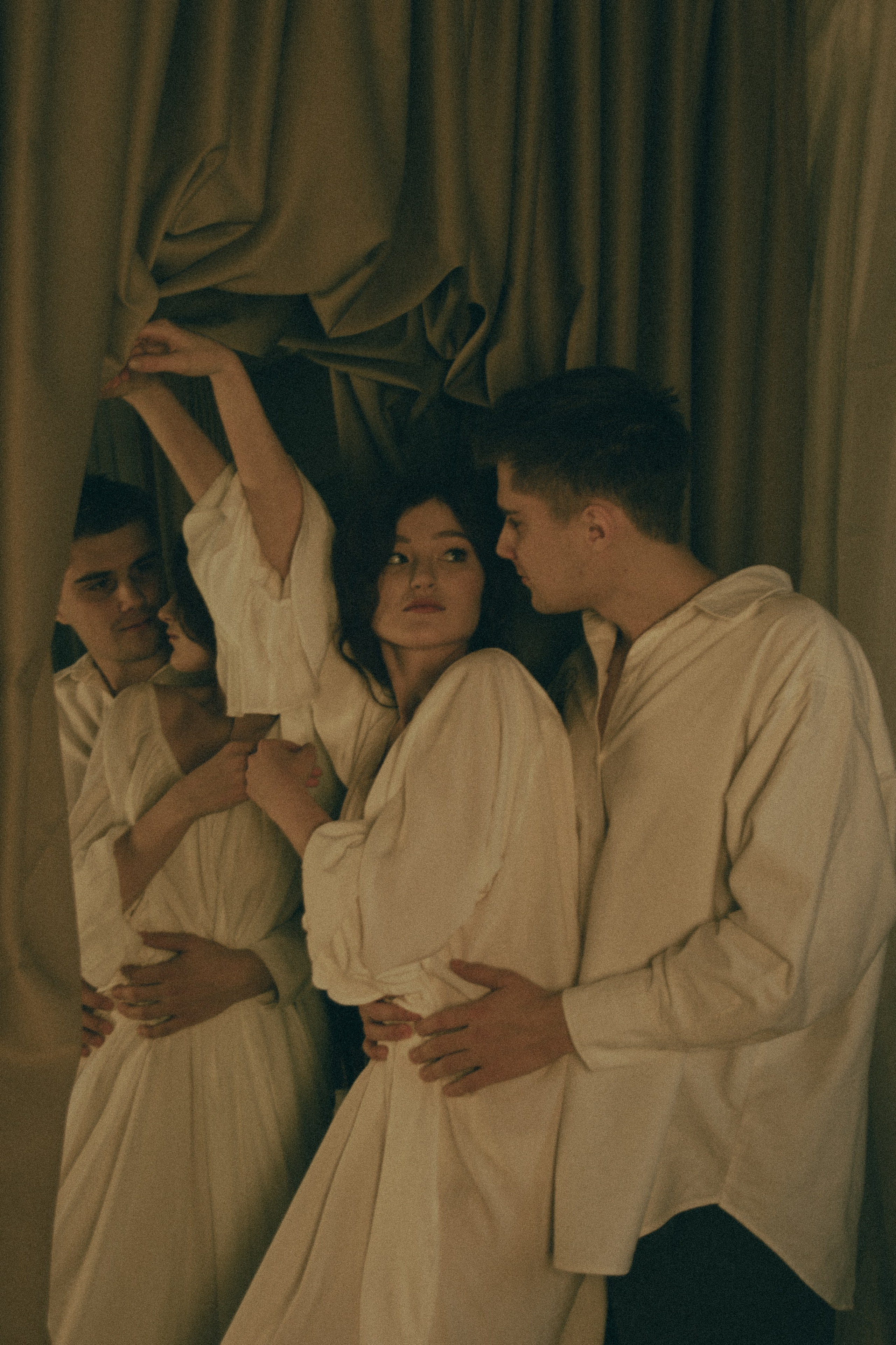 Парень и девушка в белой одежде фотосессия