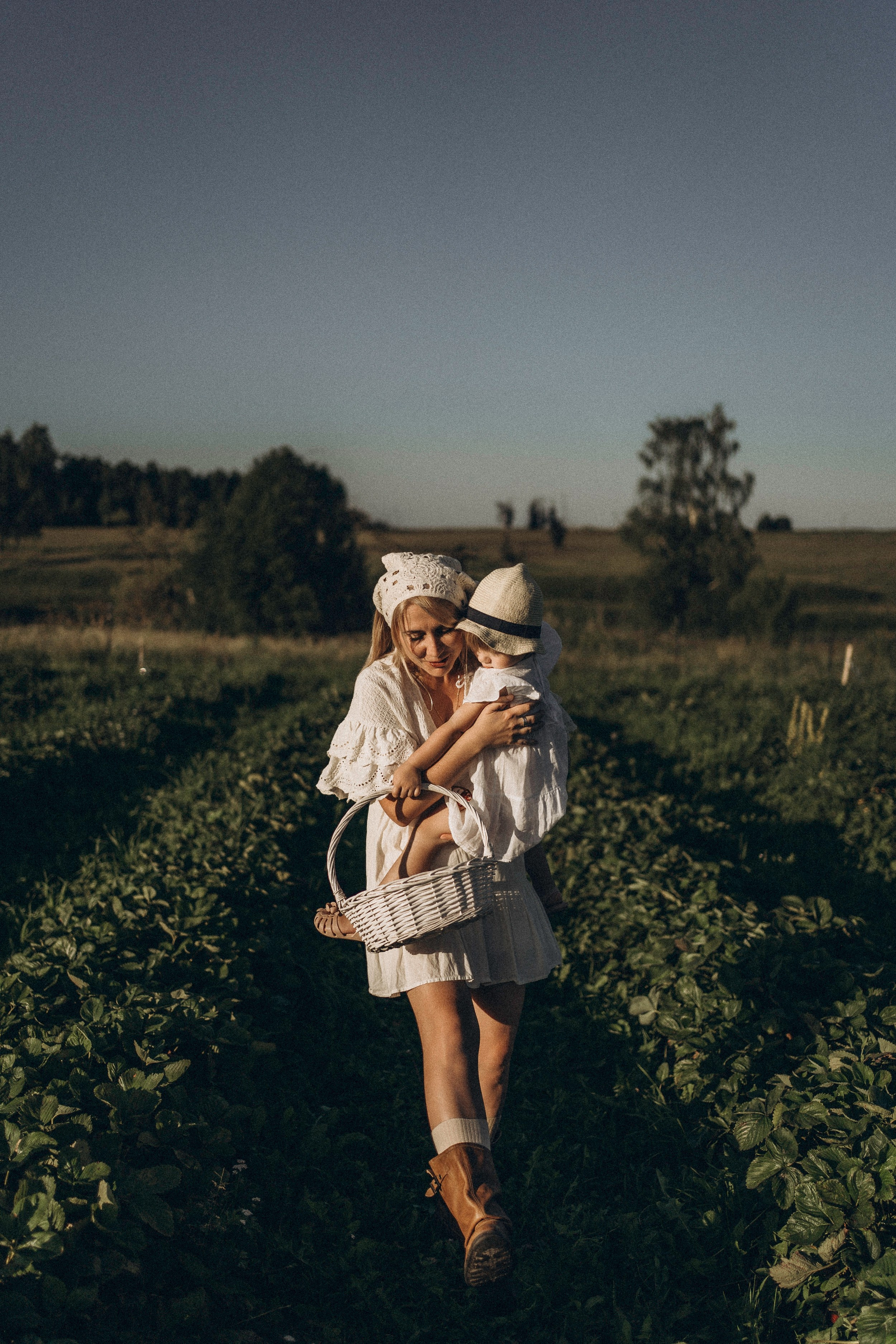 Алина и Оливия съемка на природе. Семейный фотограф в Калуге Ирина Алдохина
