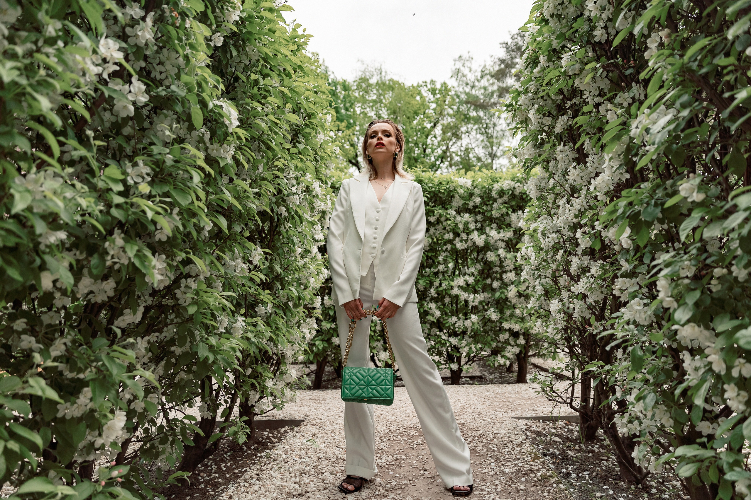 Портретная фотосессия Даши среди яблонь. Свадебный фотограф Москва