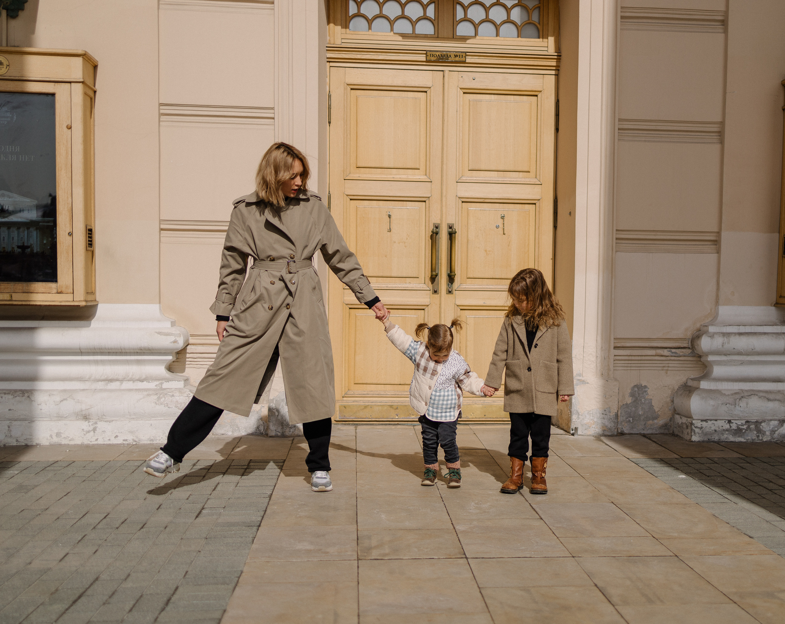 Айгуль с дочками. Городская прогулка. Семейный фотограф Мария Маркова Москва и Одинцово