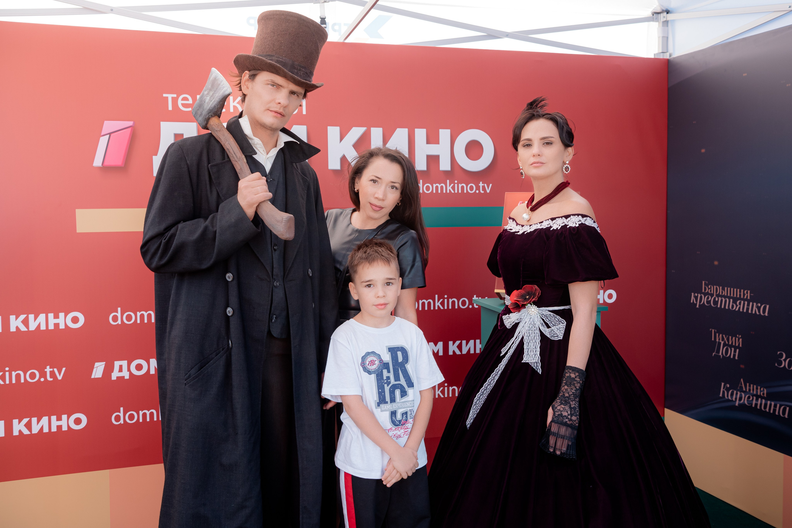 Портретные фото с артистами в палатке Триколор Дом Кинов на день города Волгоград. Фотограф в Волгограде и Волжском Александр Горбань