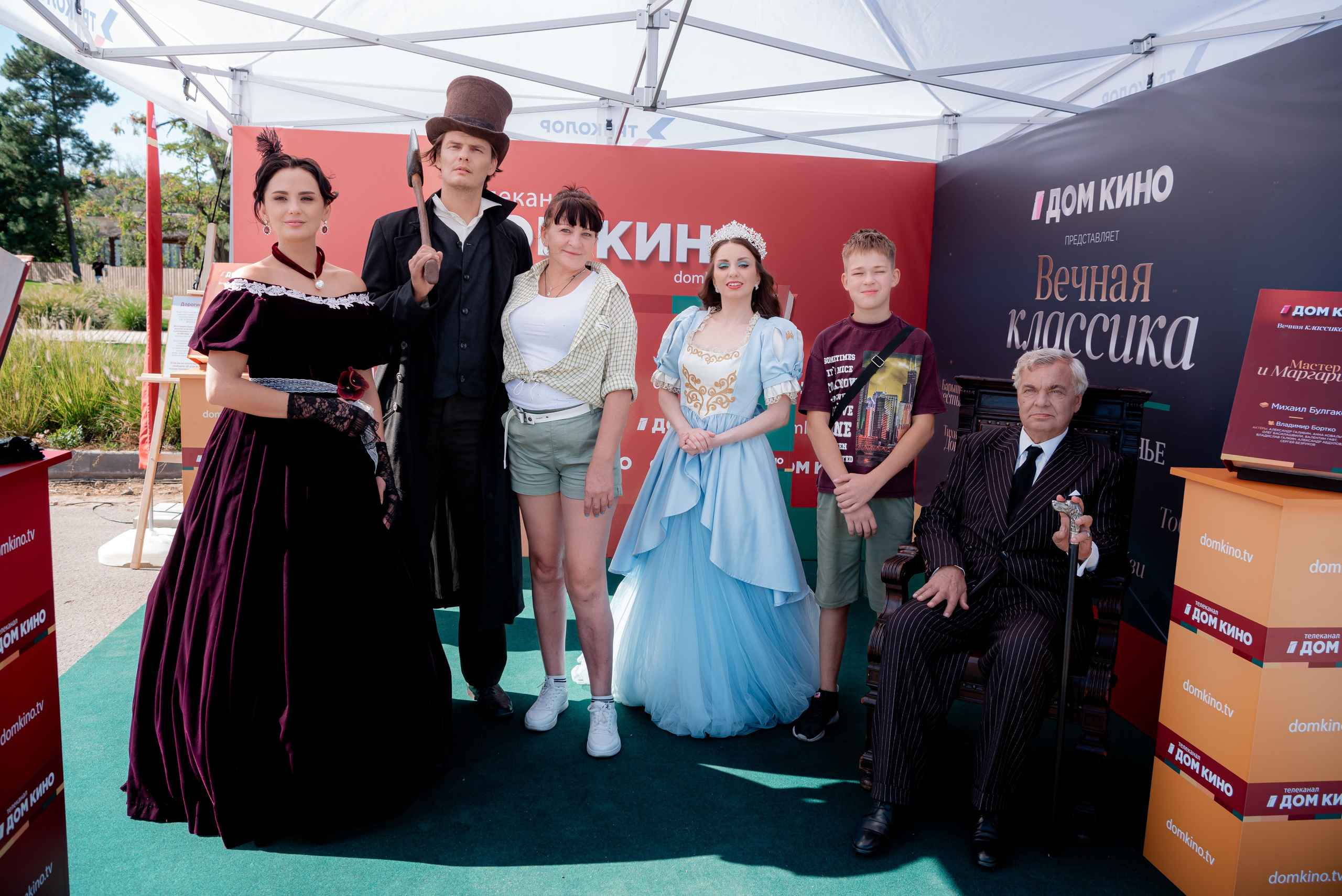 Портретные фото с артистами в палатке Триколор Дом Кинов на день города Волгоград. Фотограф в Волгограде и Волжском Александр Горбань