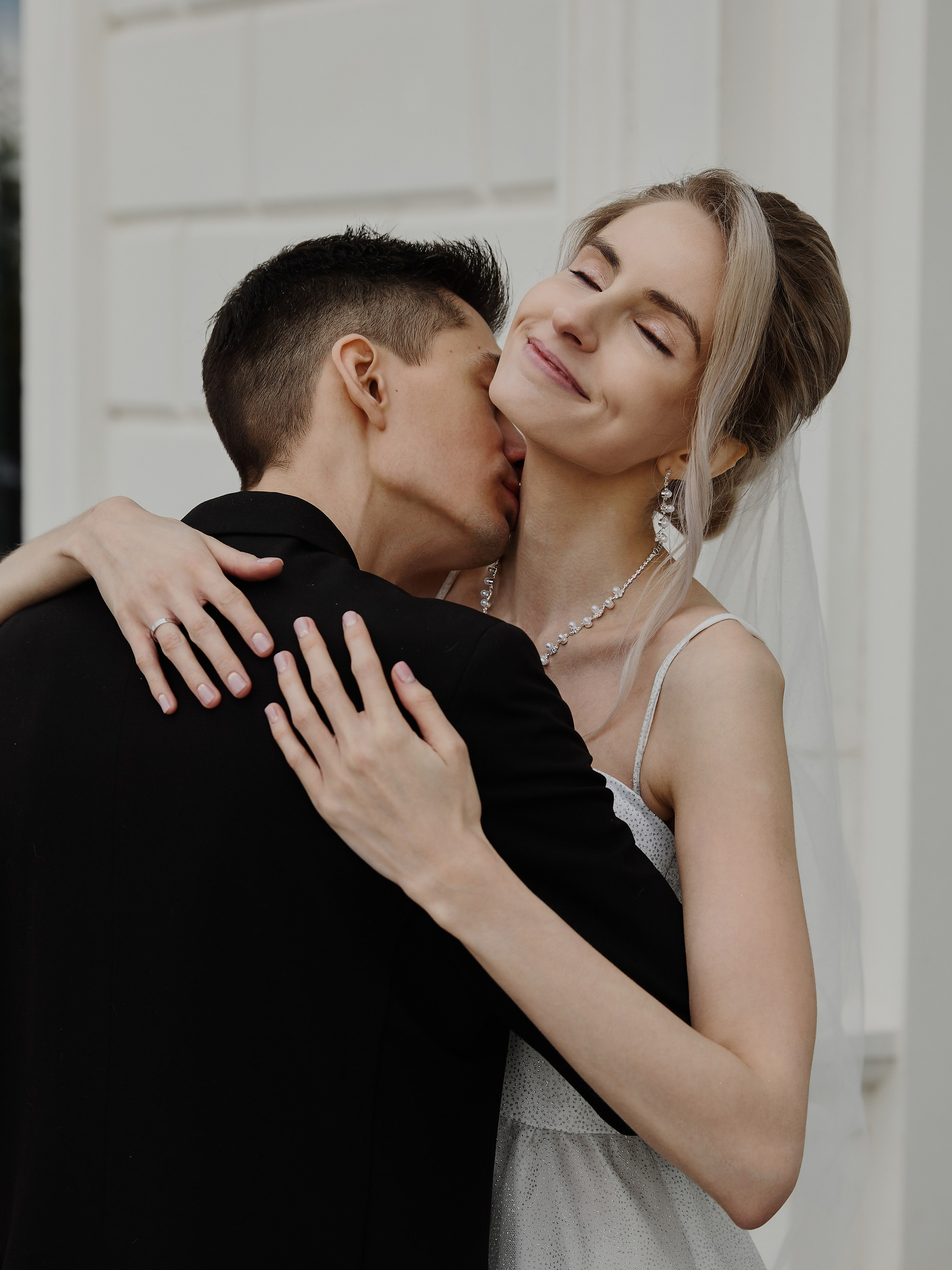 Свадебная фотосессия на белой набережной города Анапа