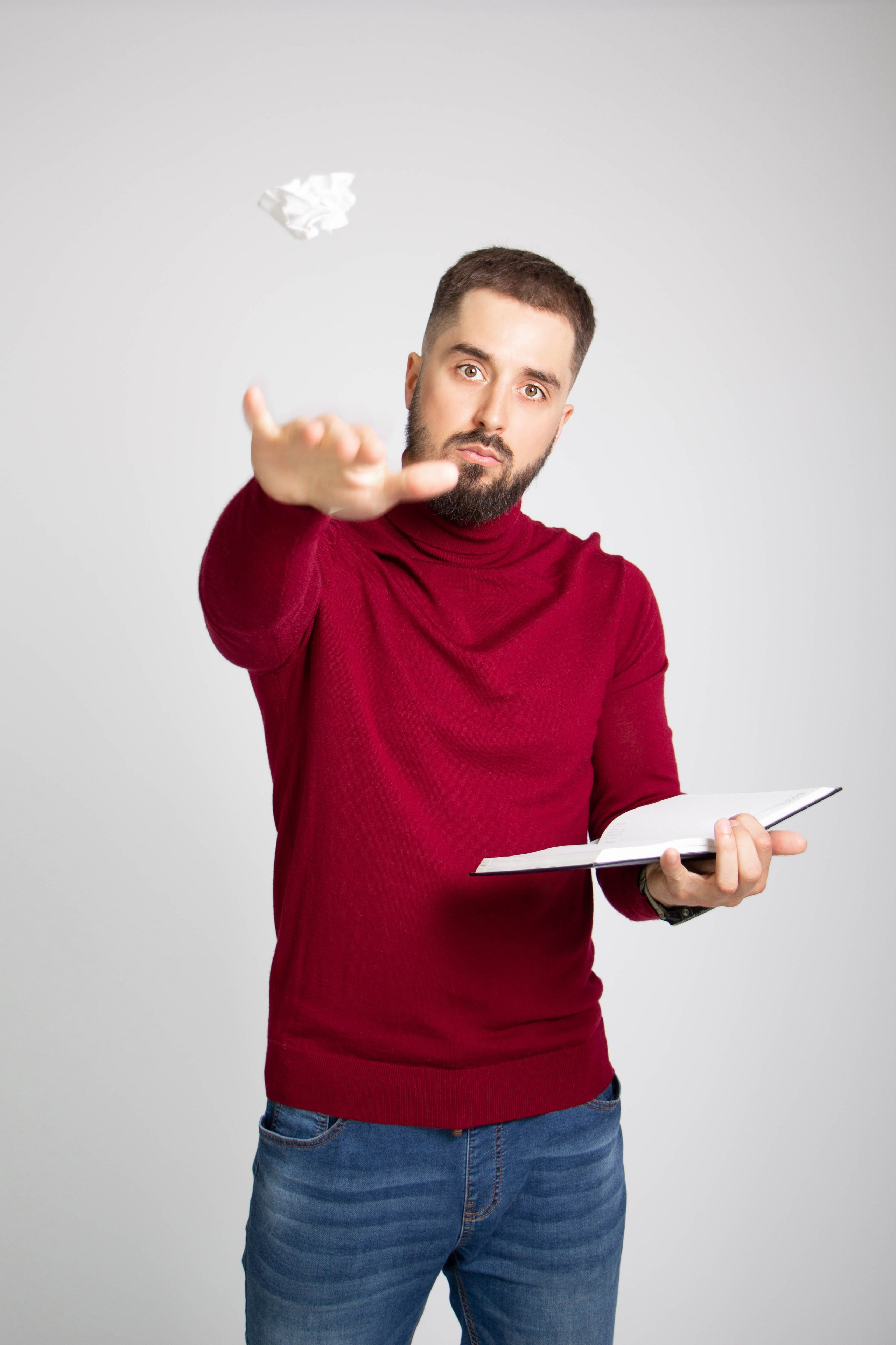 Артем бросает предметы. Нечехова Виктория