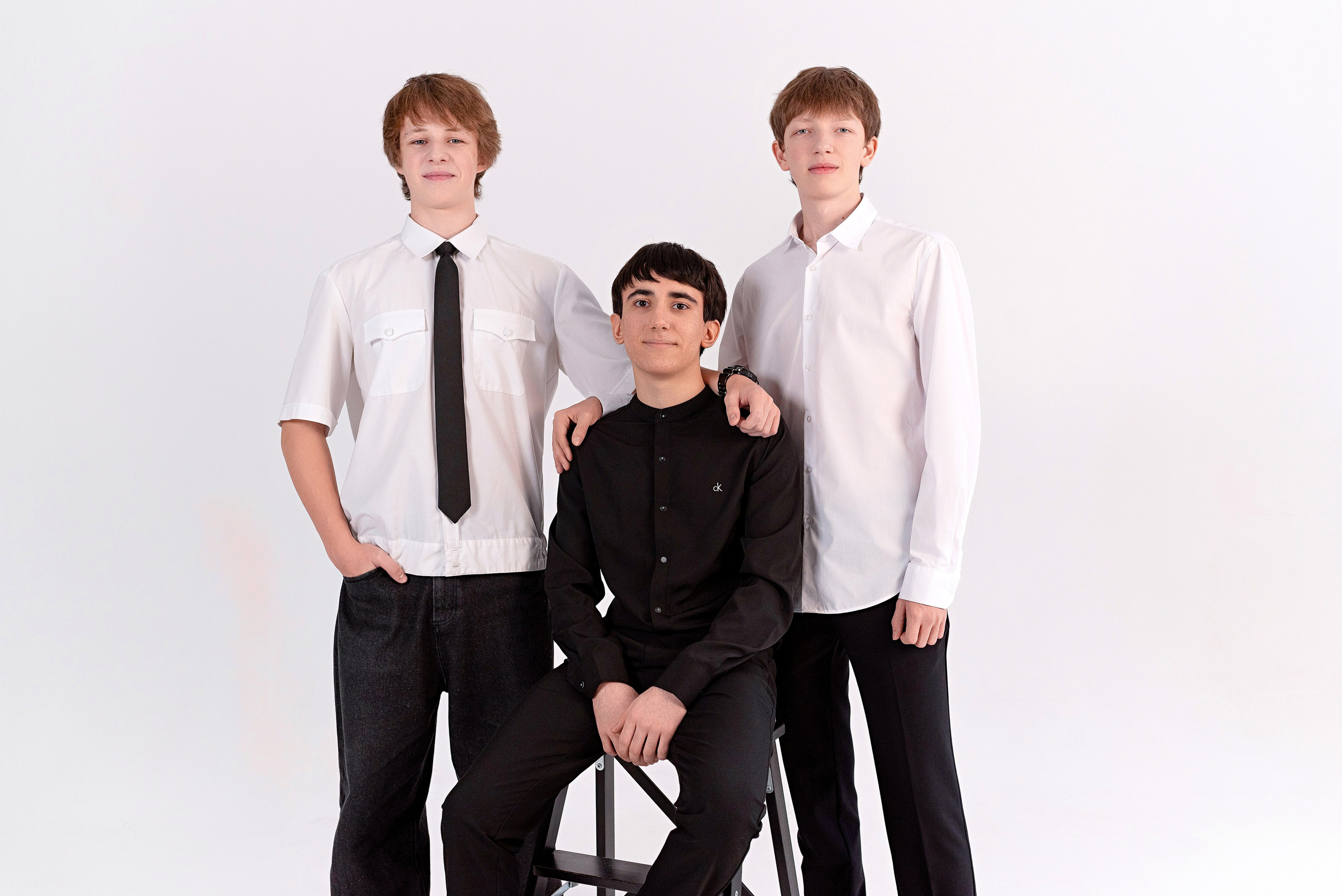 Фотосессия 9 класса в студии Circle для выпускных альбомов в Сургуте