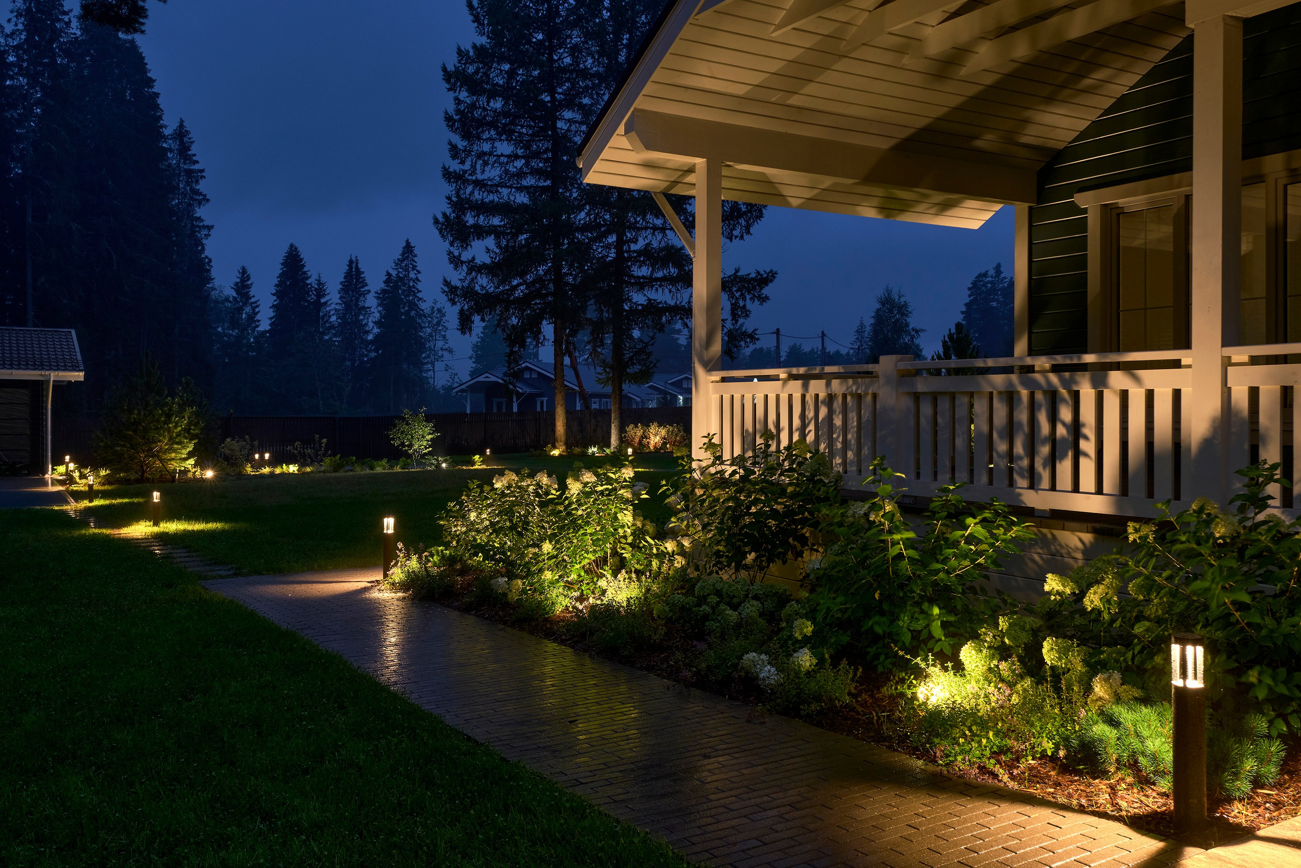 Фотосъемка реализованного проекта частного сада в Заполье для ландшафтной студии Хвоя. Фотограф Наталья Соловьева