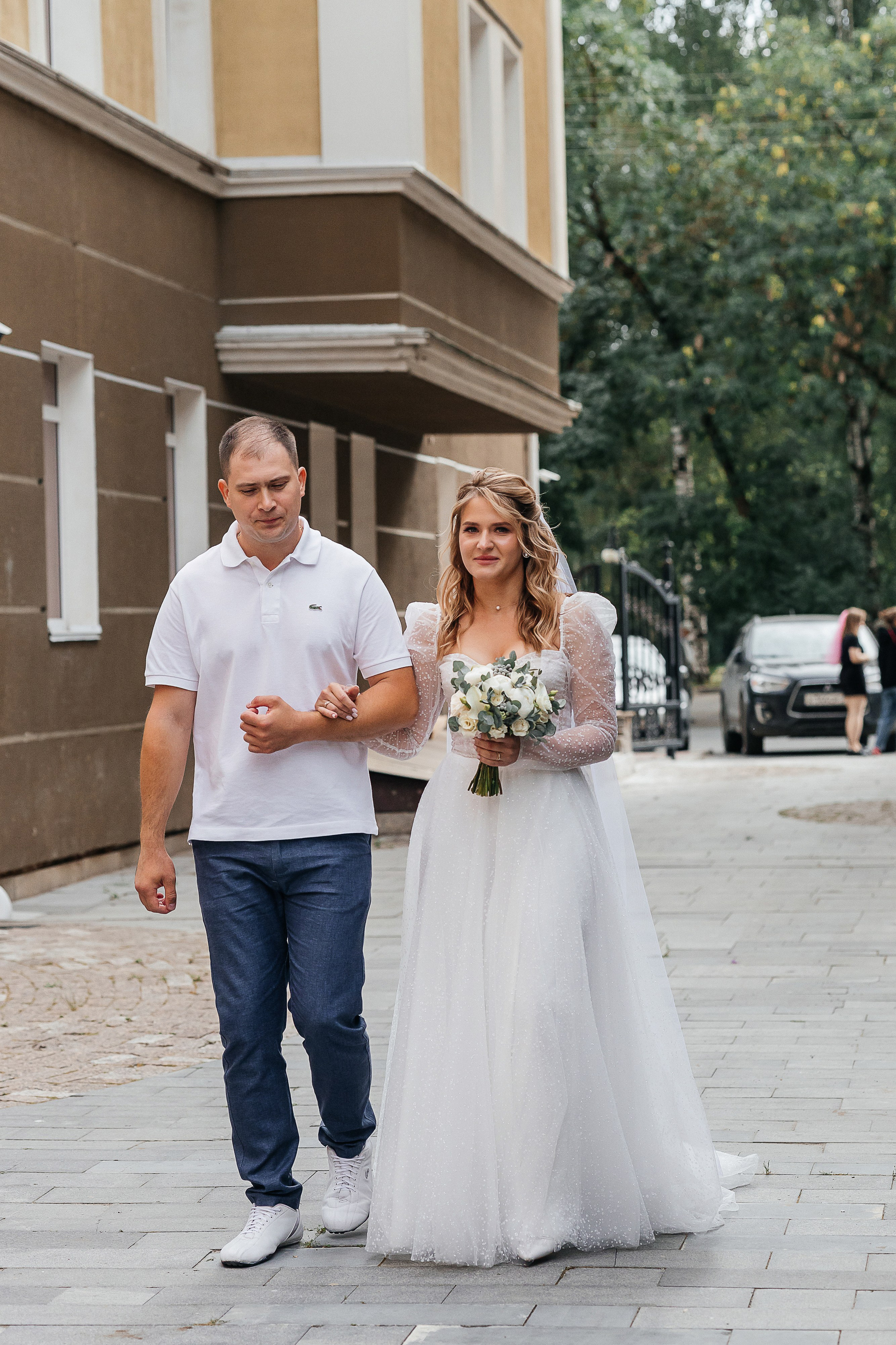 Трогательная выездная церемония в уютном дворике отеля. Олег Сверчков | Свадебный фотограф Вологда