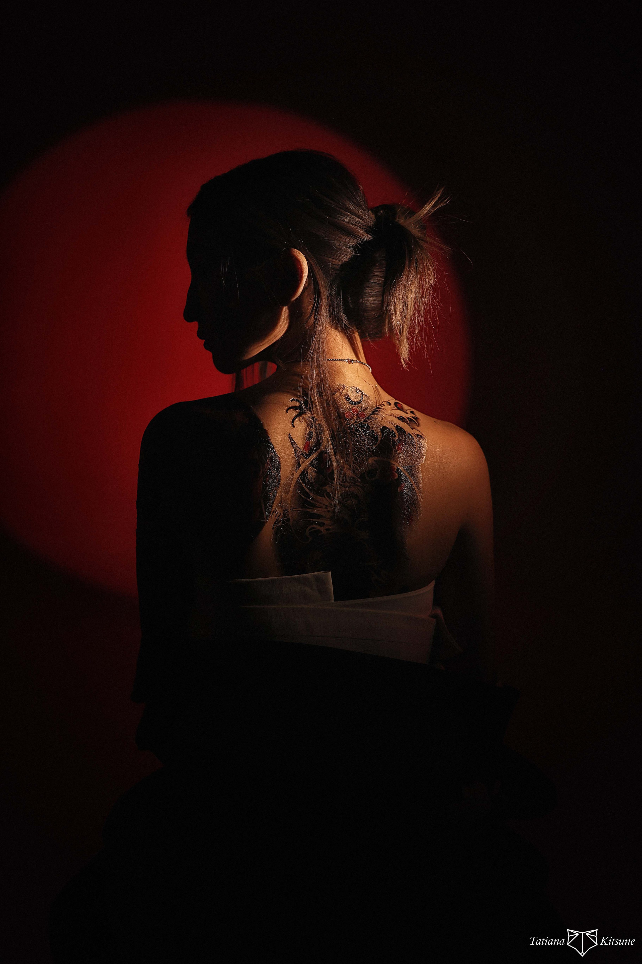 жена якудзы , якудза , япония, японские татуировки, фотосессия в стиле якудзы, японская фотосессия, образ якудзы, образ жены якудзы, япония, катана, онаоябун, онна-оябун, женщина с мечом