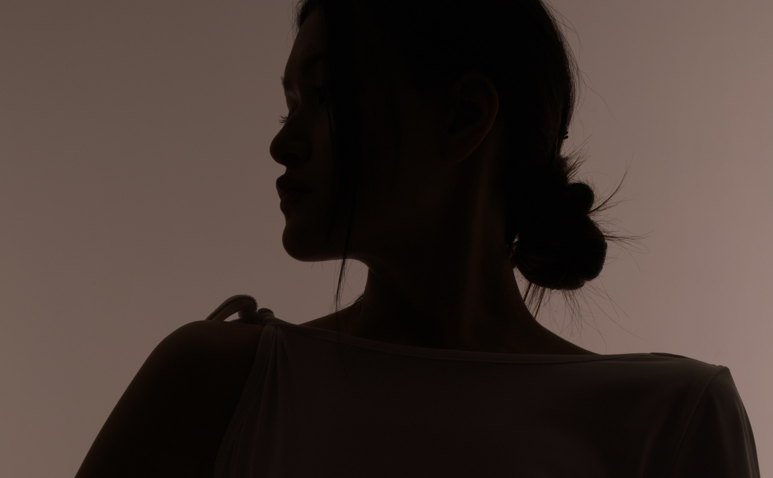 Силуэт на белом со вспышкой. Мир глазами Саши Д