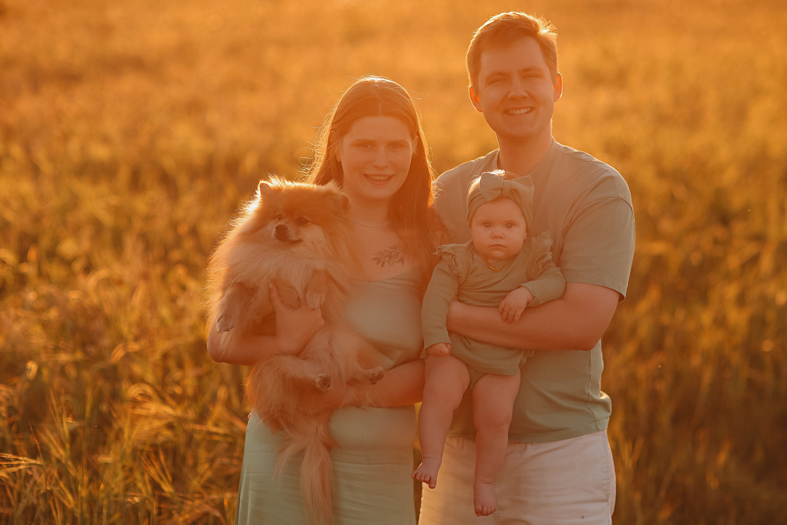 Закатное поле семейная. Семейный фотограф Тюмень, фотограф на роды Салмина Мария