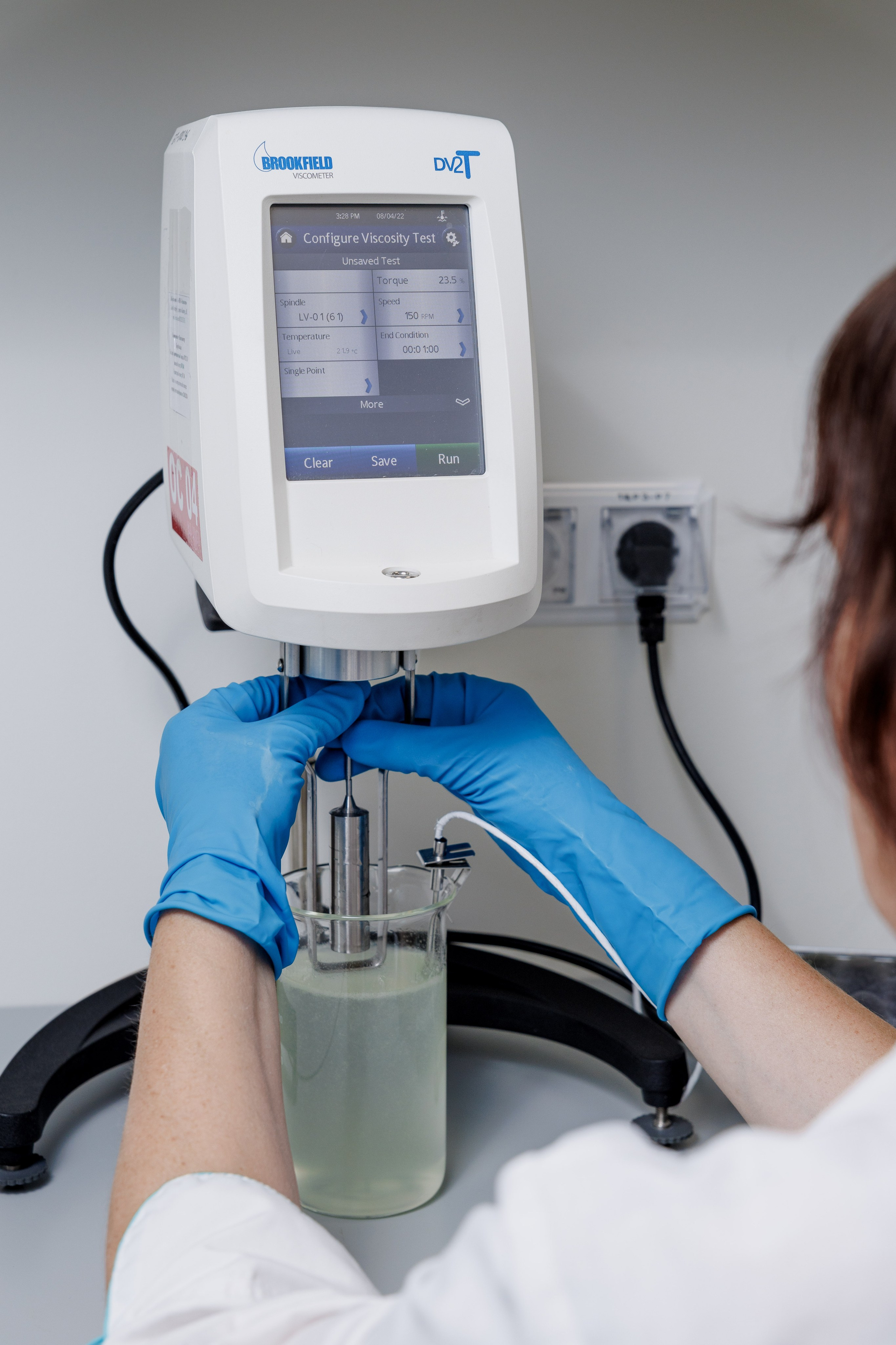 Контроль качества пищевых добавок в лаборатории компании, производственная съёмка