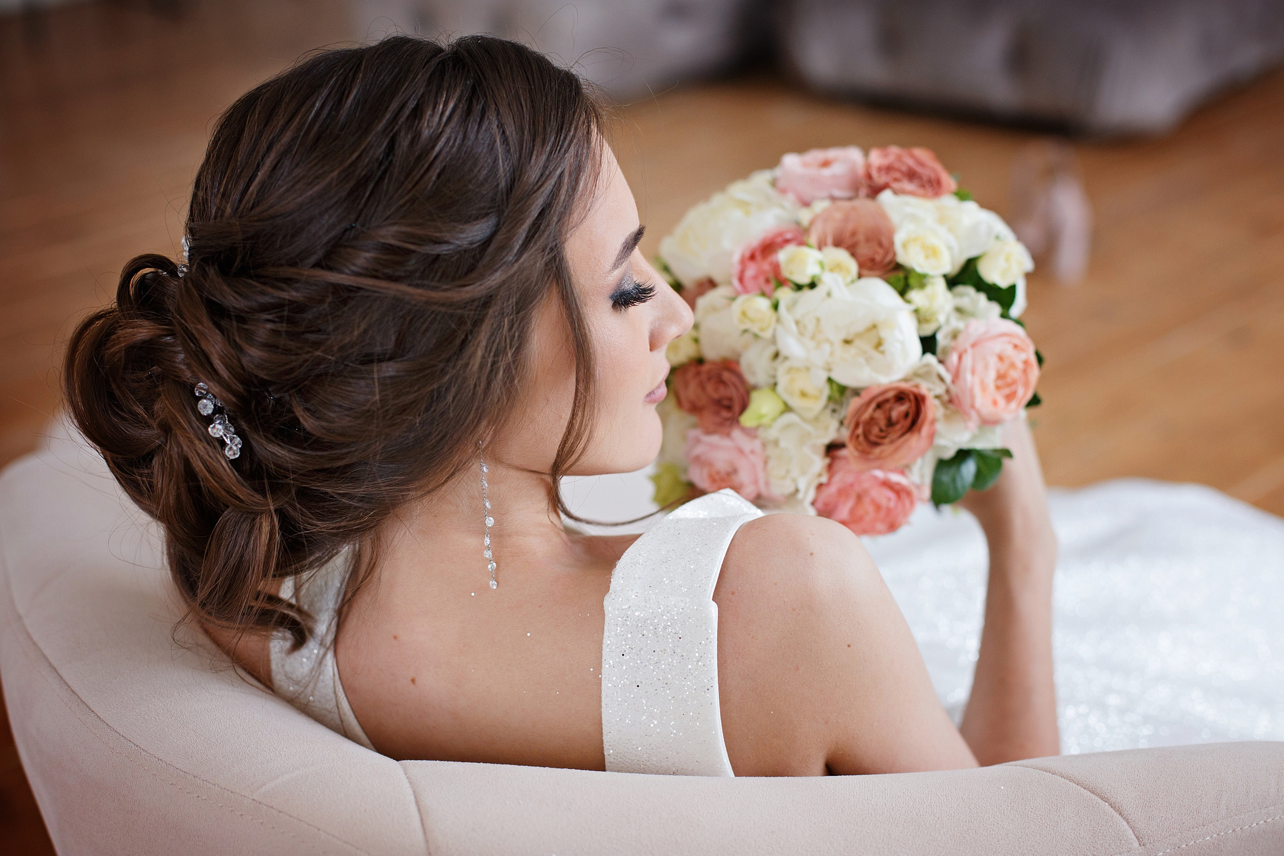 красивая невеста держит свадебный букет