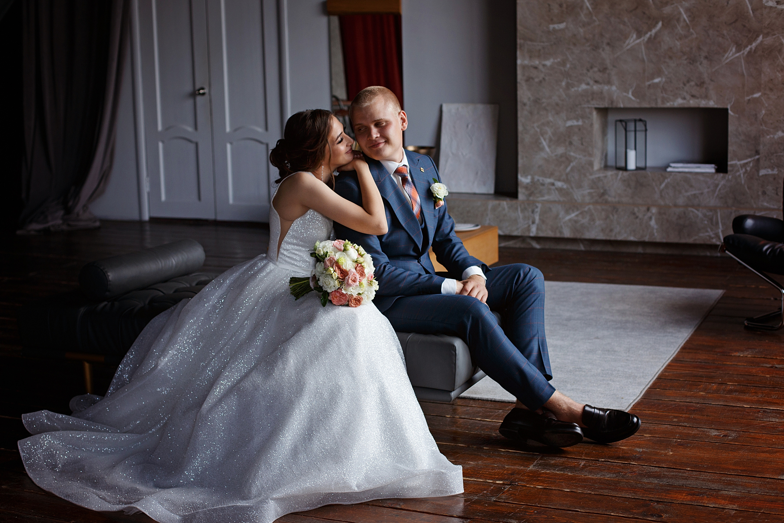 жених и невеста в фотостудии