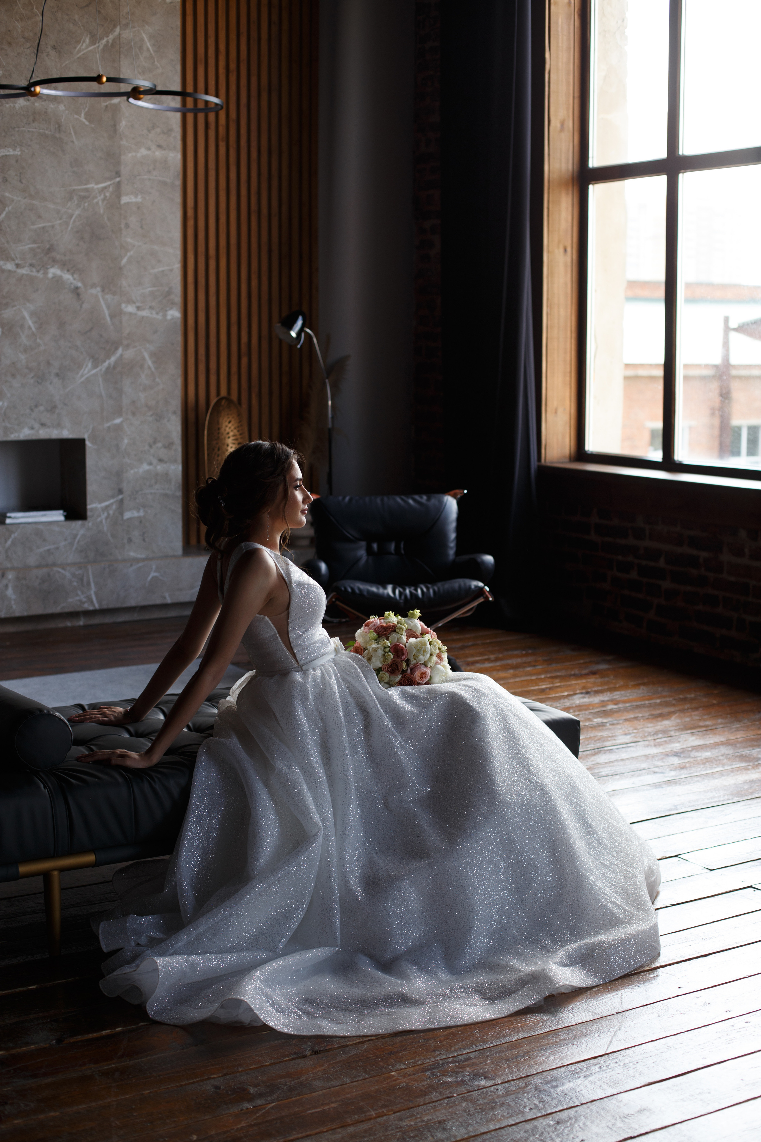 красивая невеста в свадебном платье