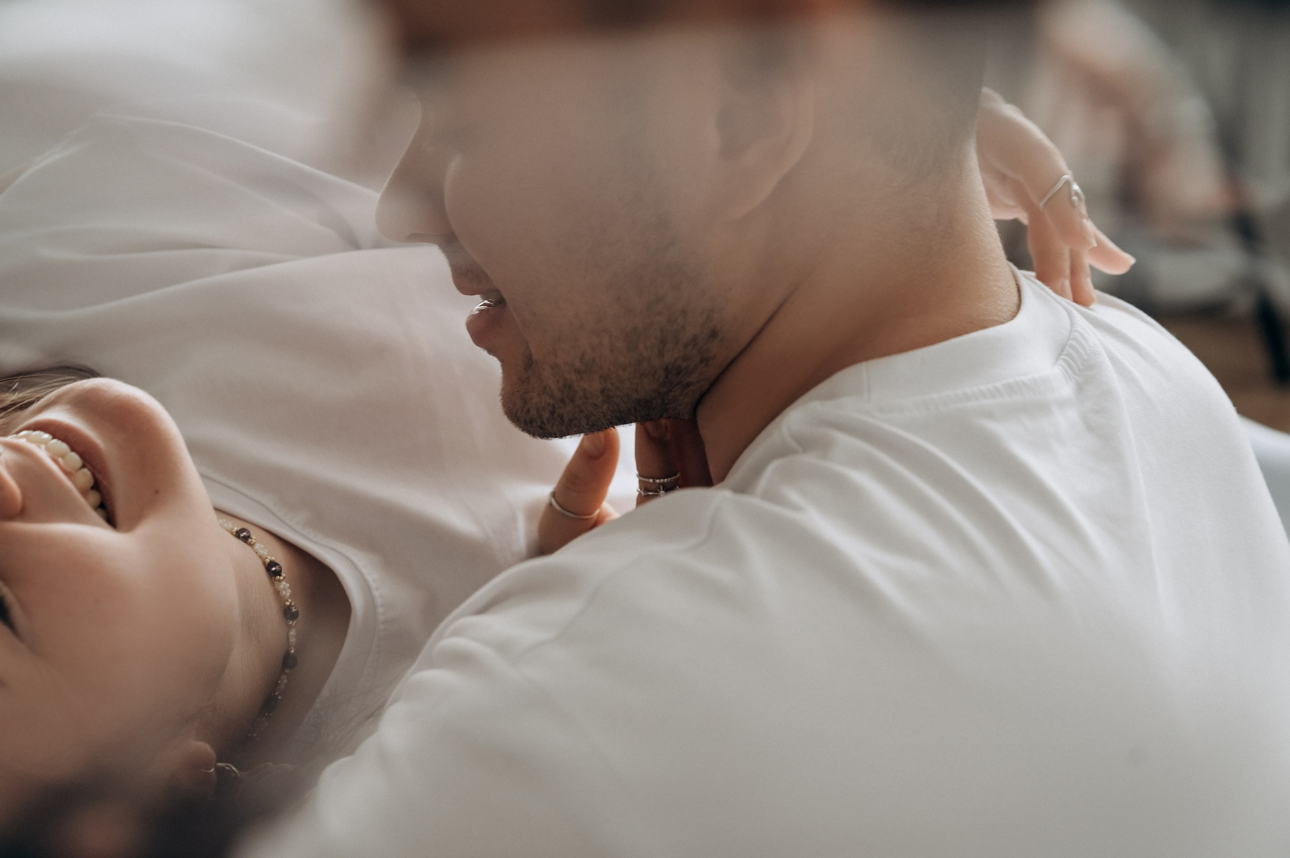 Веселая и живая фотосессия для двоих в фотостудии в Мытищах. Свадебный и семейный фотограф Виктория Носачёва. Щелково, Москва и МО