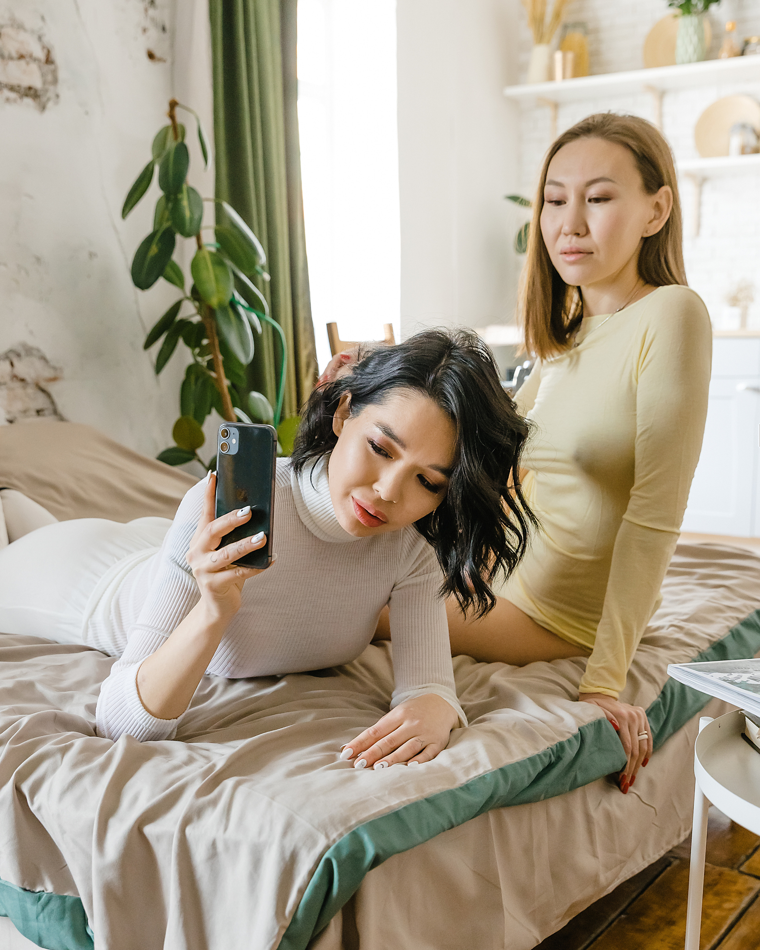 «Я не умею позировать»: что делать?. Фотограф и видеограф в Улан-Удэ: Аюна Габагуева и Артём Шаханов