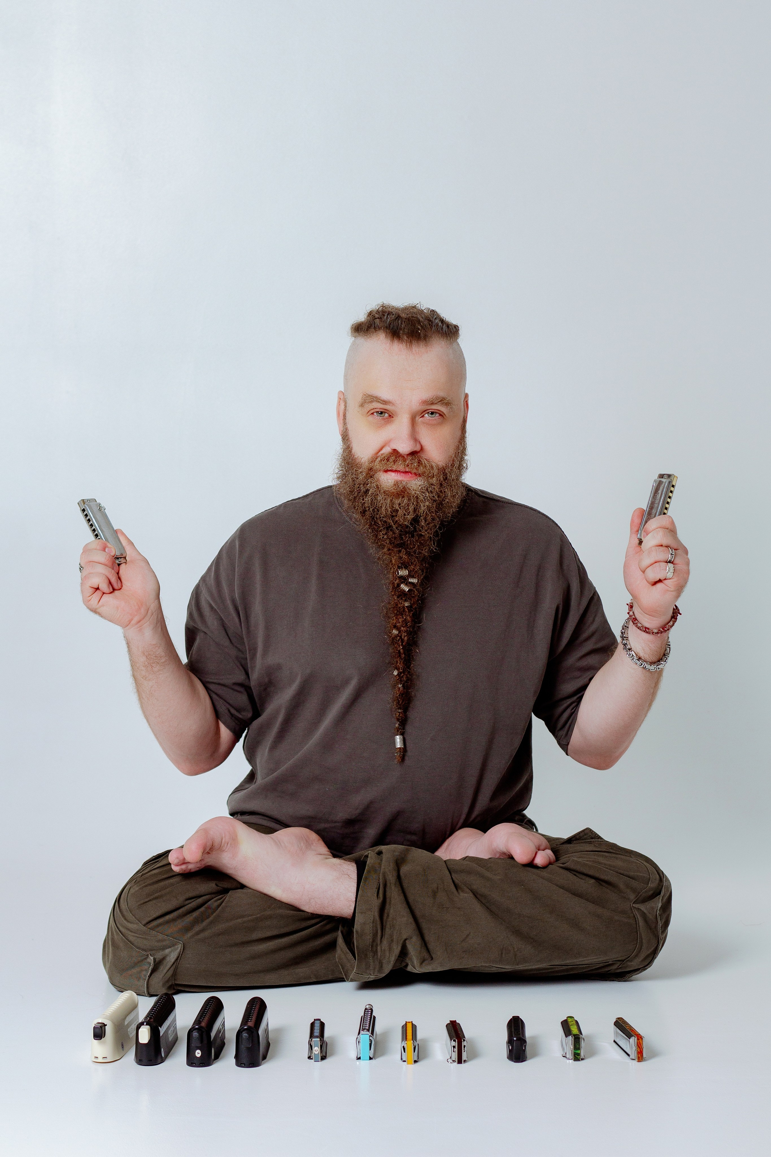 Борис Плотников. Губная гармоника. Мужской портрет, фотосессия для музыканта. Фотограф в Екатеринбурге Пойгина Елена