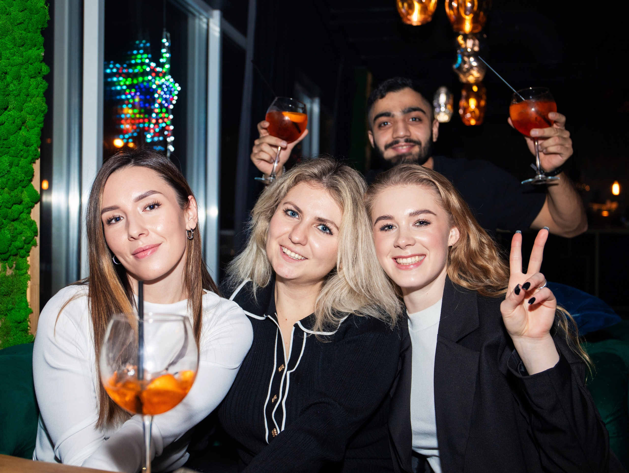 Репортажка из кальян-бара. Свадебный и семейный фотограф в Москве Мила Широких