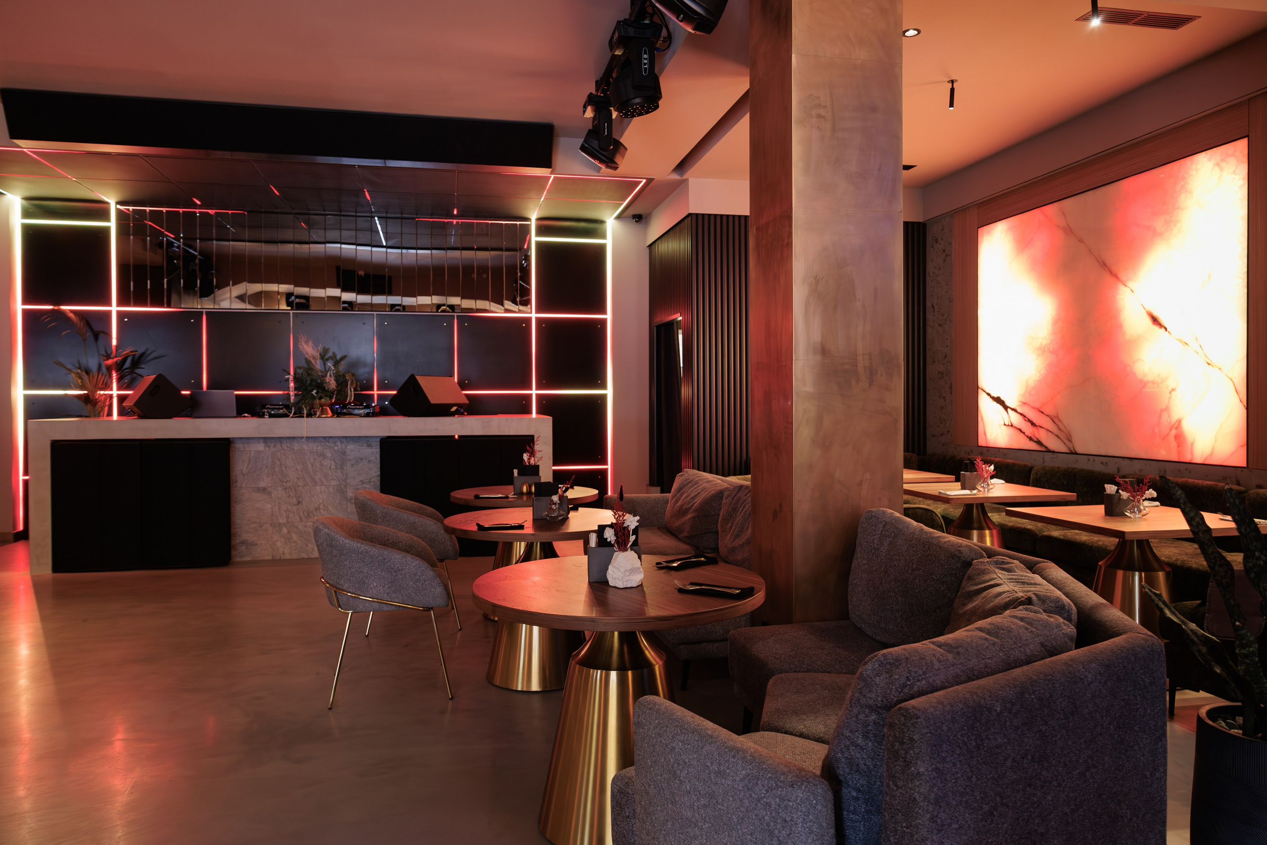 Фотограф для интерьерной съемки ресторана. Контент для бизнеса в Екатеринбурге Полдень Медиа