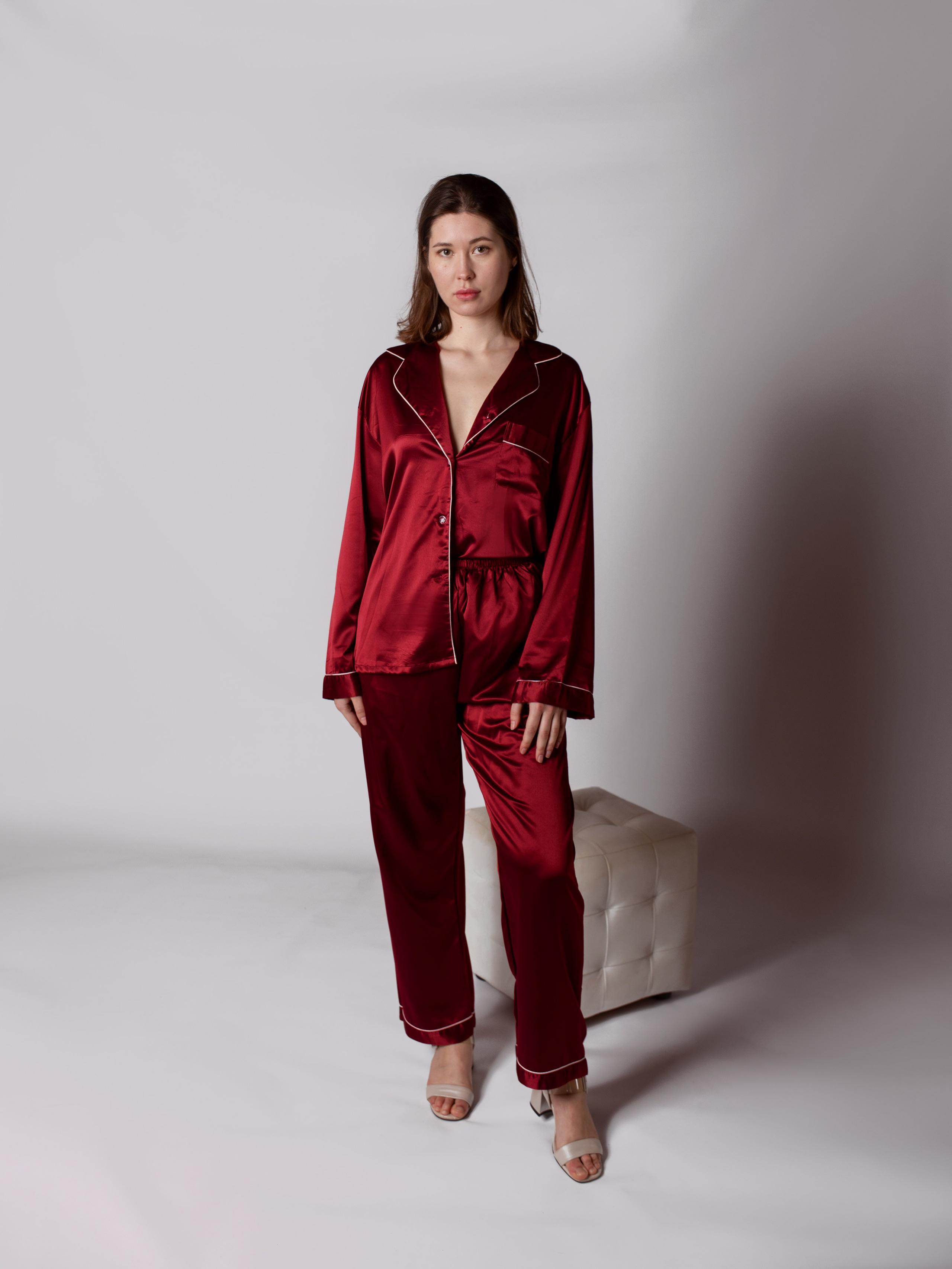 Красная шелковая пижама для фотосессии в фотостудии напрокат в Севастополе