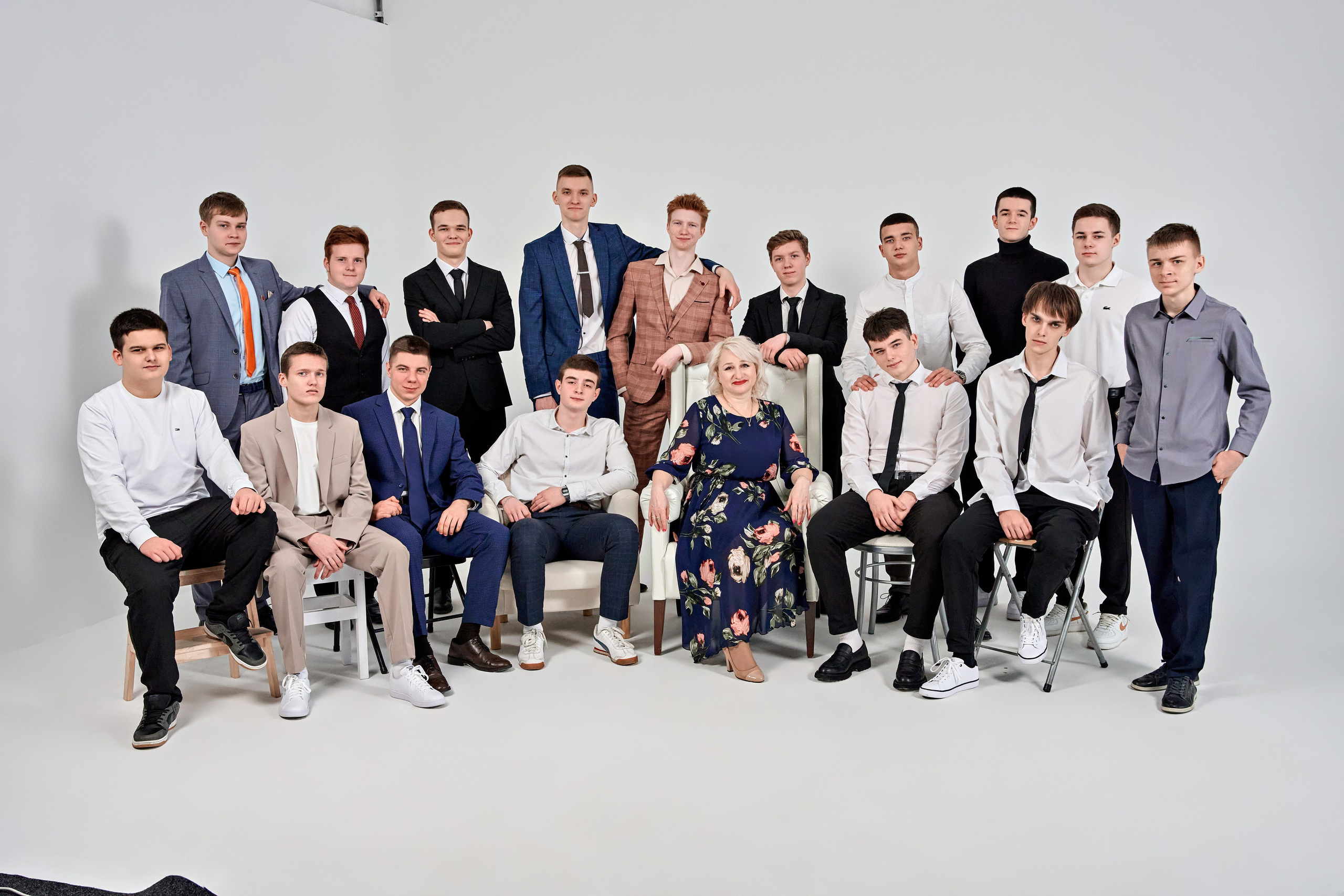 Выпускные альбомы для 9-11 классов. Фотосъёмка в студии. Калуга. Фотограф Меняйло Евгений. Свадьба. Портрет. Репортаж. Семья. Контент
