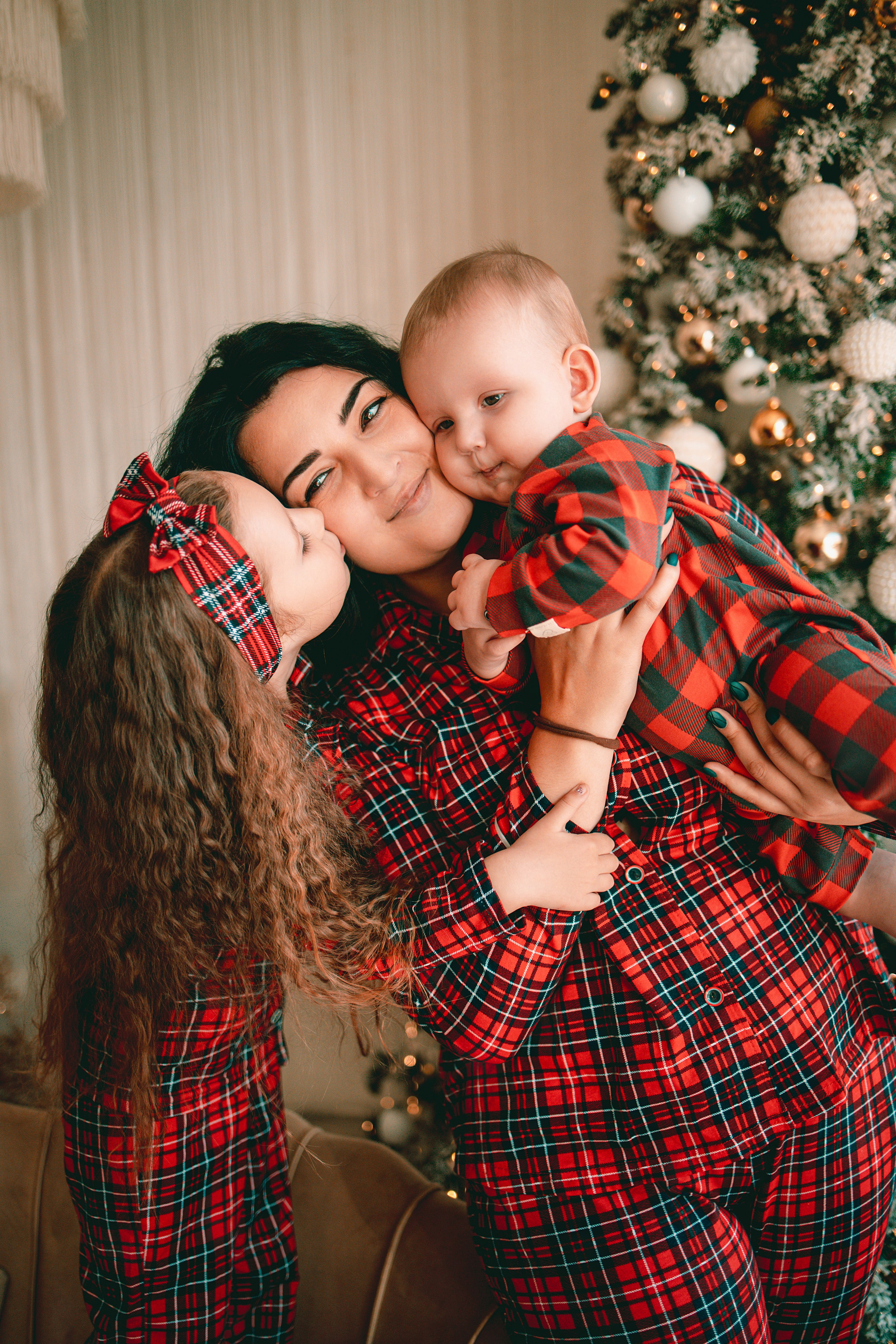 Заказать новогоднюю семейную фотосъемку. Выпускные альбомы в Серпухове