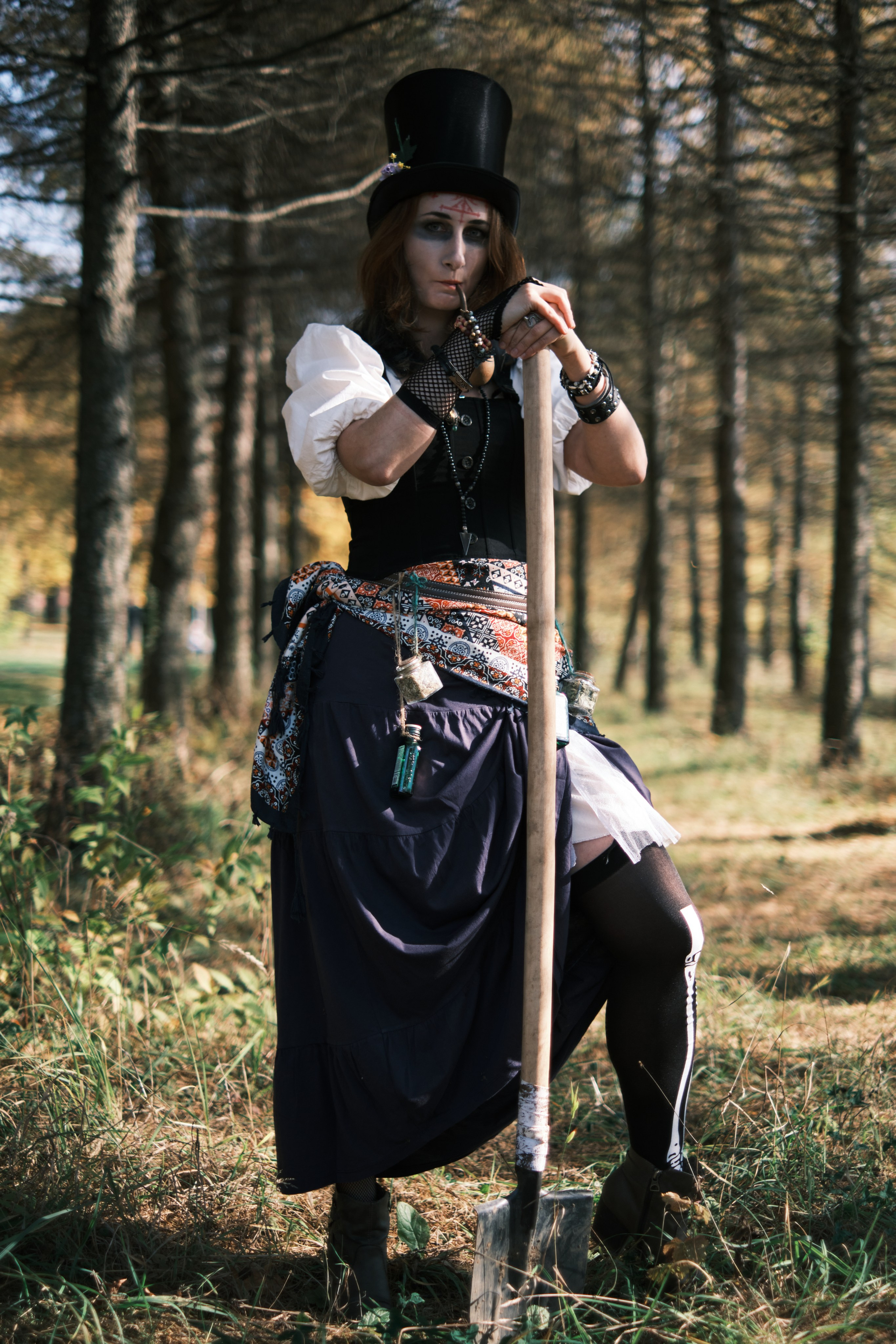 Девушка в шляпе и трубкой с лопатой