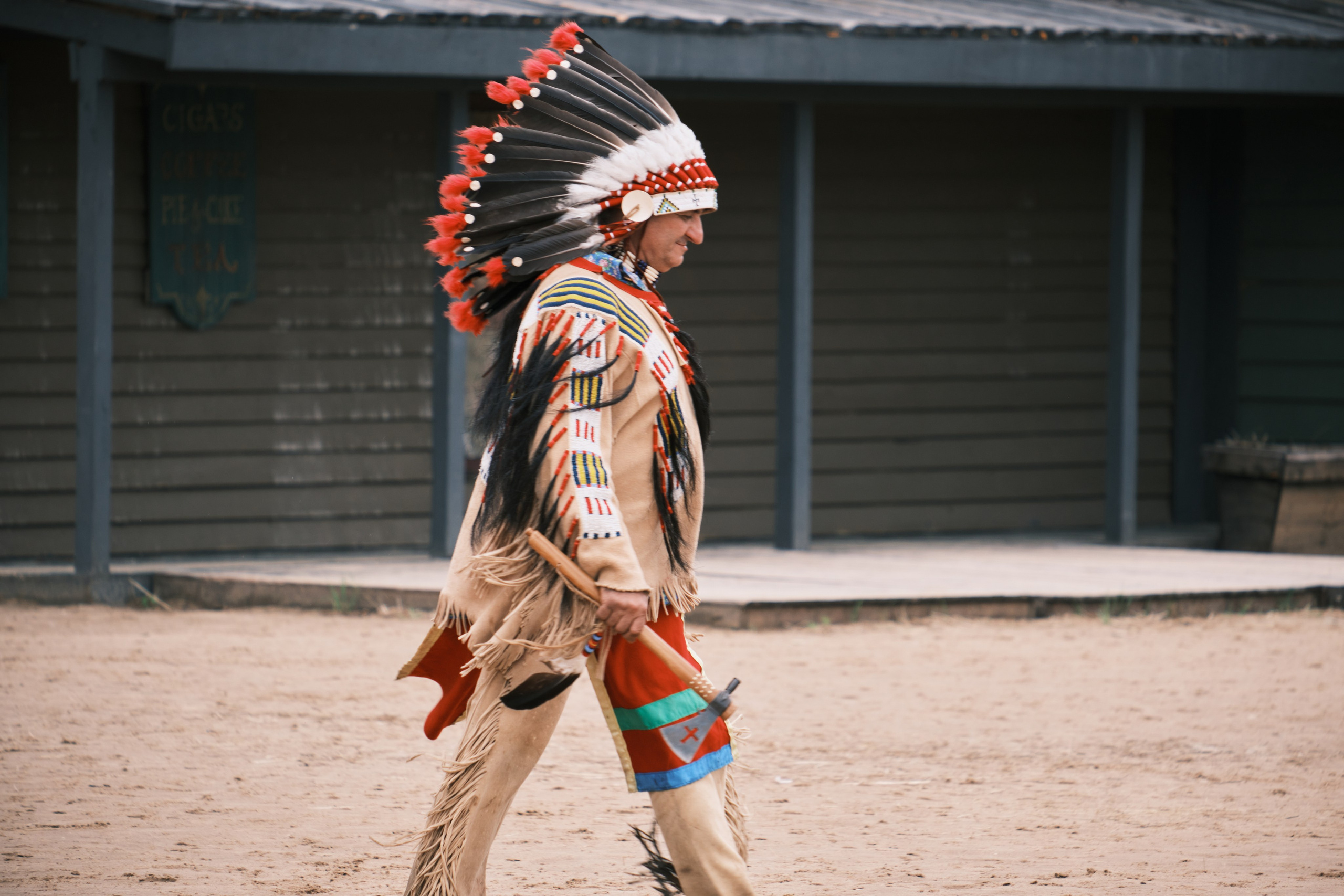Индеец идет с топором в ковбойском городке