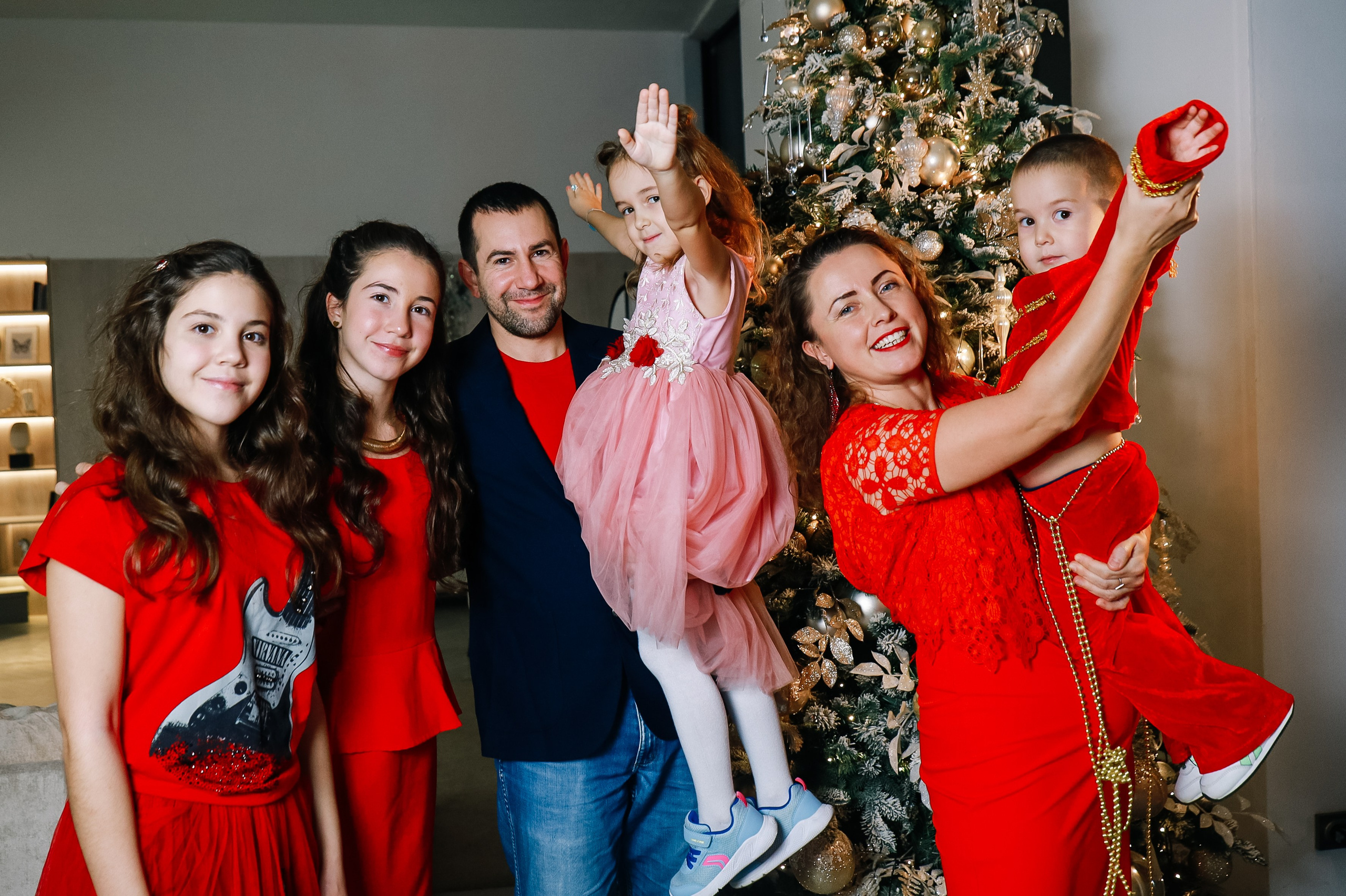 Дружная семья с четырьмя детьми. Визуал для эспертов и блогеров