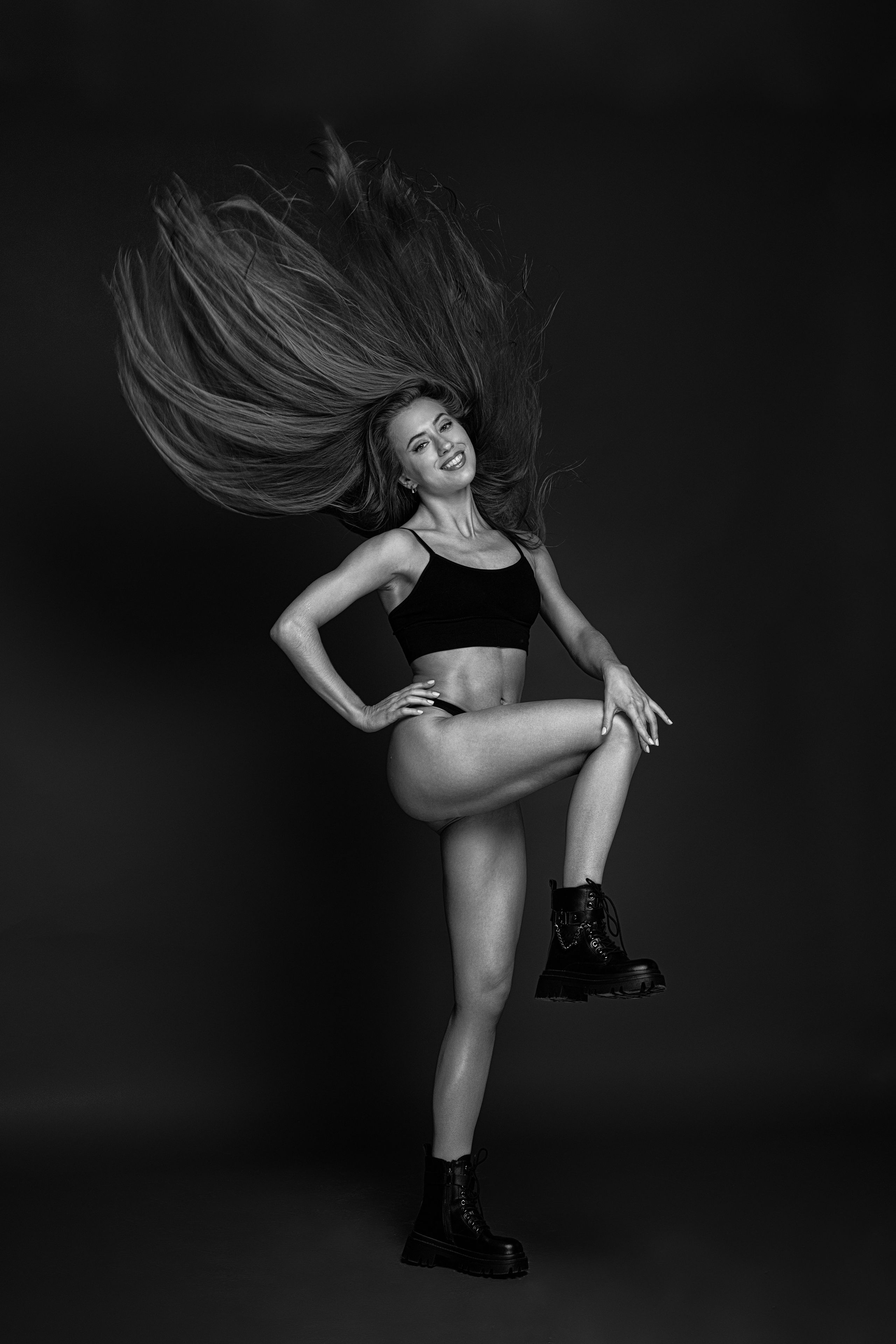 Съемка с Викторией на циклораме с импульсным светом в формате для «себя». Дмитрий Шульгин, портретный фотограф в Воронеже