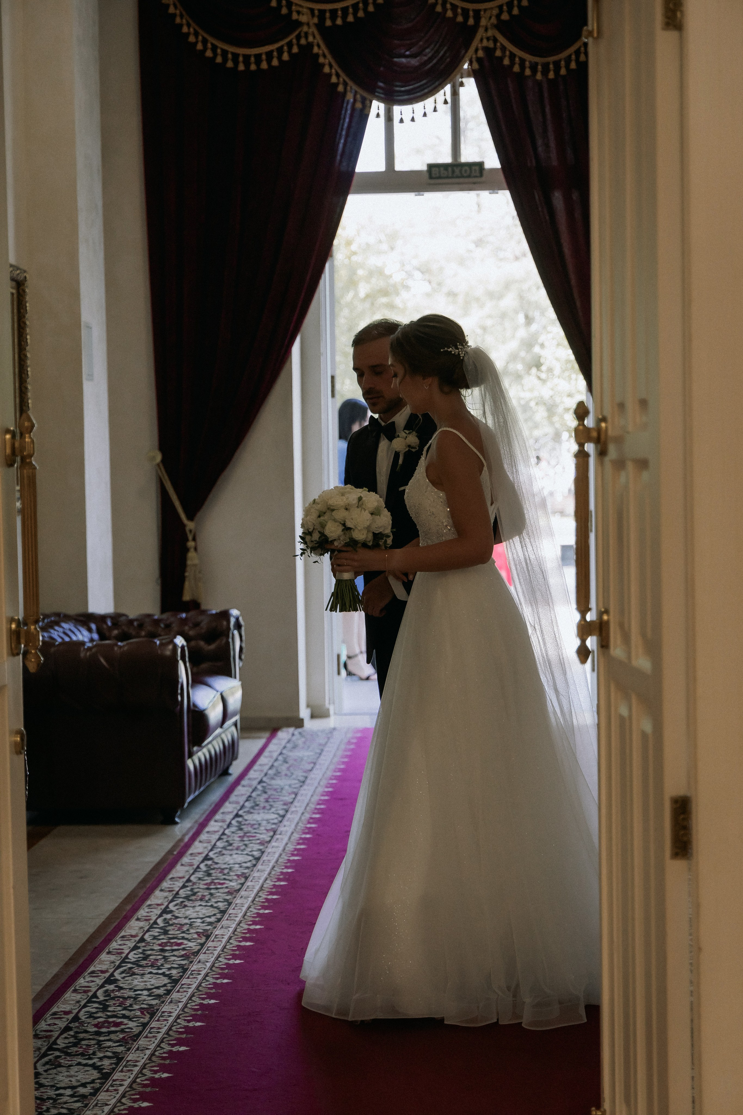 Свадебная прогулка Екатерины и Евгения. Свадебная фотография. Арина Рубах