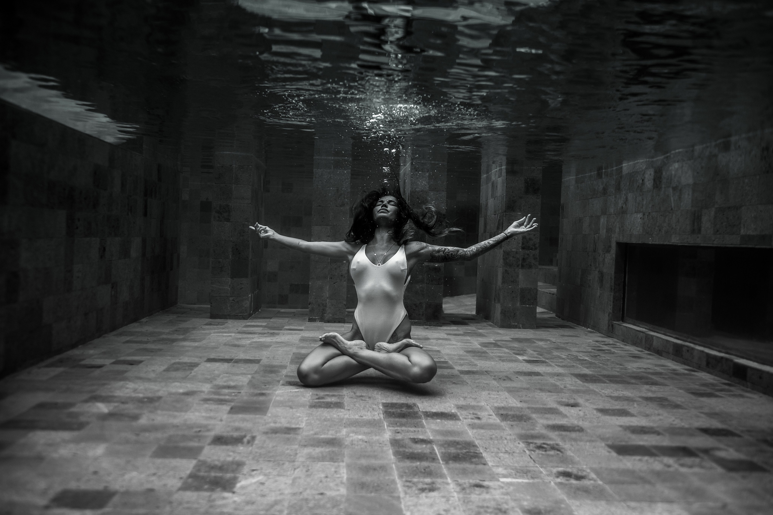 Фотосесии в Бассейне 18+. Лайфстайл Фотограф и Профессиональный Водный Фотограф в Москве