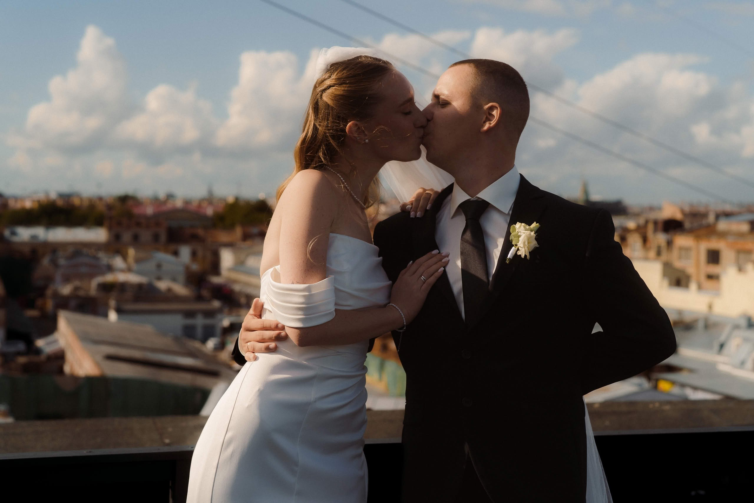Поцелуй Анны и Ильи на крыше Event Rest с видом на Петербург