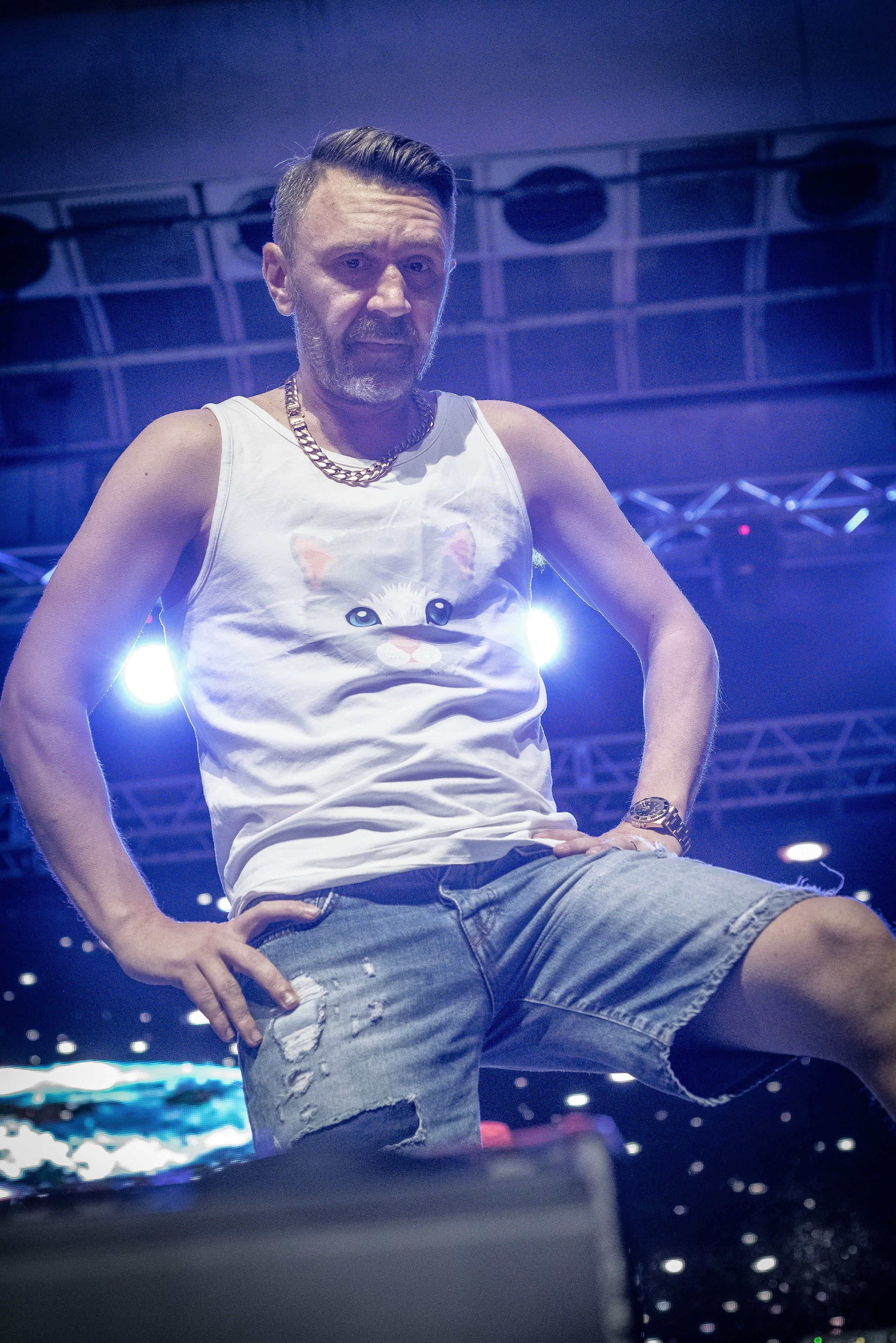 Сергей Шнуров на концерте в белой майке и шортах