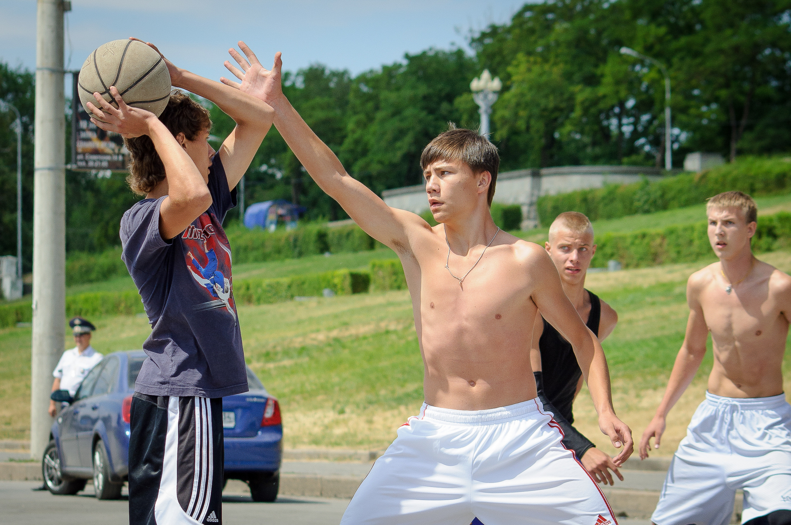 Баскетболист ставит блок другому баскетболисты