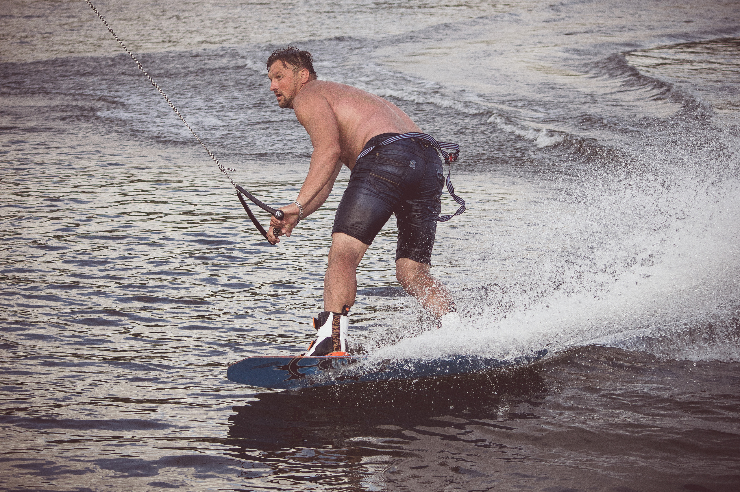 Серфингист на доске делает вираж