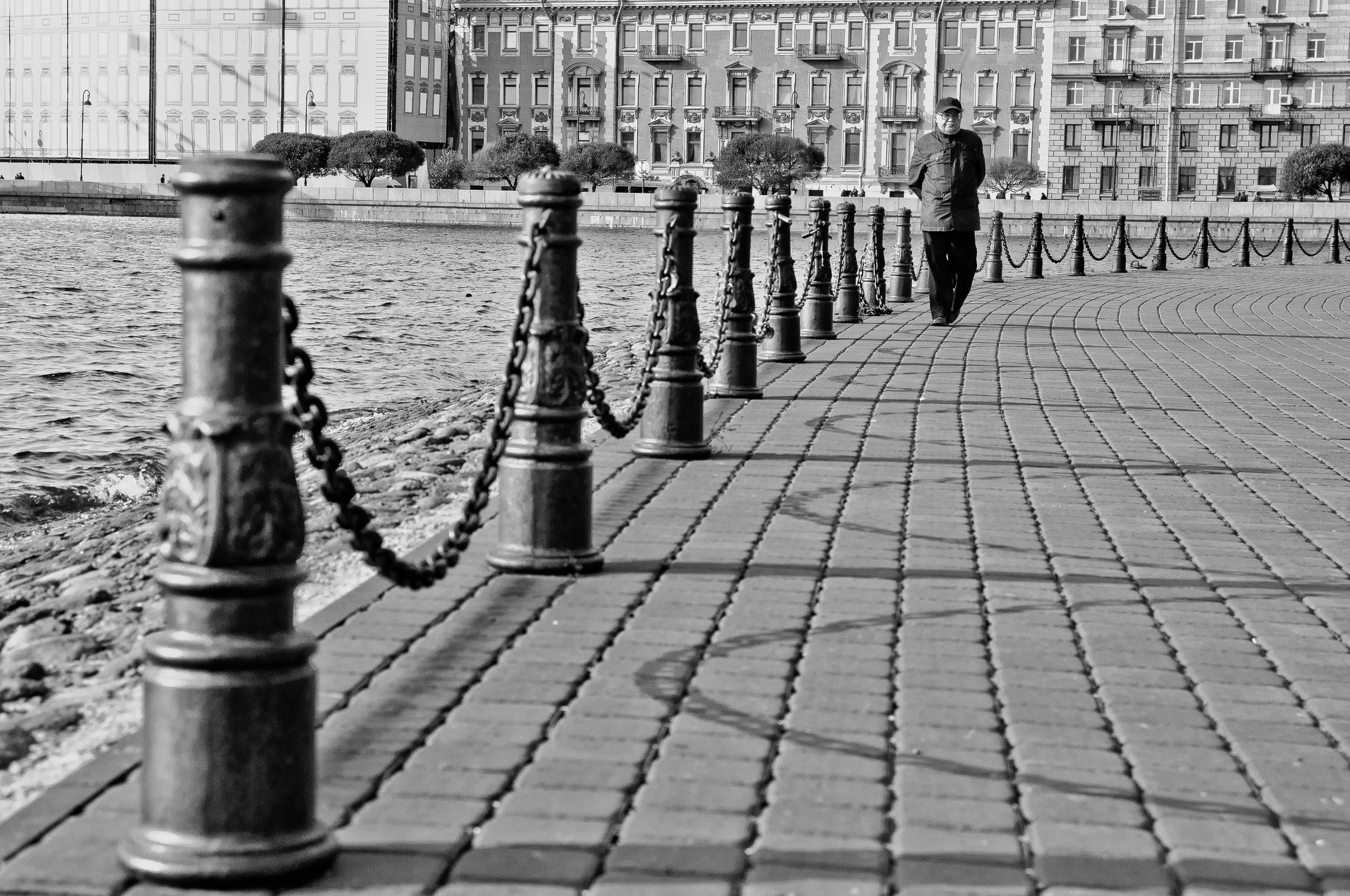 Ограждение Невы на набережной Санкт-Петербурга